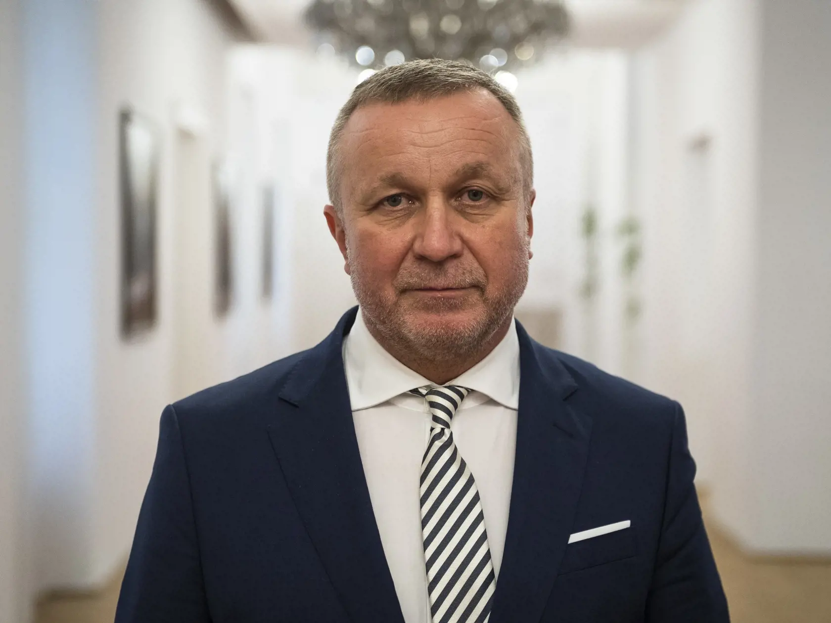 Druhýkrát som o väzbe obvineného Ing. Ľubomíra Kudličku ako predseda senátu a sudca spravodajca rozhodoval uznesením zo 17. júla 2017, sp. zn. 5Tost 23/2017, ktorým sme zrušili uznesenie sudcu pre prípravné konanie z formálneho dôvodu, pretože tento zabudol rozhodnúť o ponúknutej finančnej záruke. Nadriadený súd o nej nemohol rozhodnúť sám, pretože by tým obvinenému vzal právo na opravný prostriedok," pokračoval Kliment. 
 FOTO TASR - Jaroslav Novák