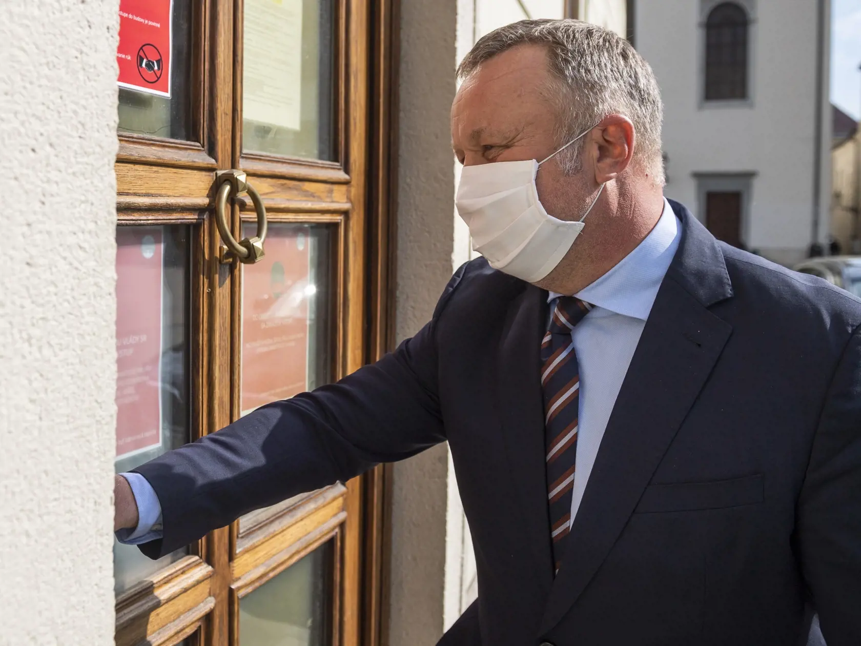 "Vyzývam ho preto , aby prestal zastrašovať a vyhrážať sa sudcovi NS, ktorý si jednoducho robí svoju prácu inak a iným spôsobom ako bol doteraz Doc. JUDr. Robert Fico, CSc. zvyknutý v rámci systému spravodlivosti ním zavedeného prostredníctvom Harabina a spol. Rovnako ho vyzývam, aby sa prestal vyjadrovať k otázkam, na ktoré nemá potrebnú kvalifikáciu a ktorým ani nerozumie," poznamenal Kliment. FOTO TASR - Jaroslav Novák