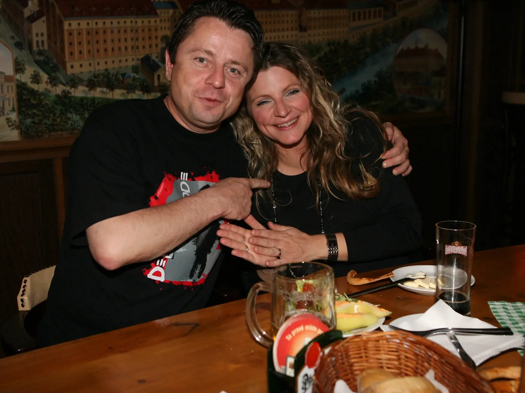 Petr Muk v krčme, v čiernom, depeche mode tričko, úsmev, objatie, priateľka
10.06.2006
pôvodný súbor:MD__8130.JPG