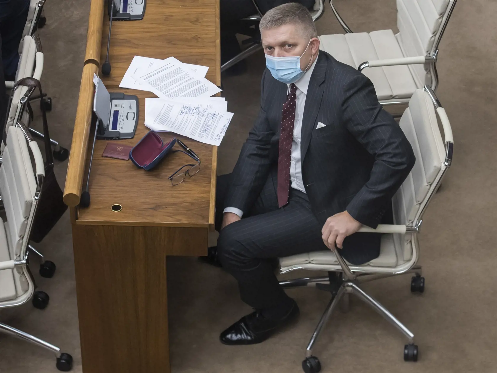 Na snímke poslanec NR SR  Robert Fico (Smer-SD) počas mimoriadnej schôdze NR SR, na ktorej sa poslanci budú venovať vládnej novele zákona o ochrane, podpore a rozvoji verejného zdravia, 13. októbra 2020 v Bratislave. FOTO TASR - Martin Baumann