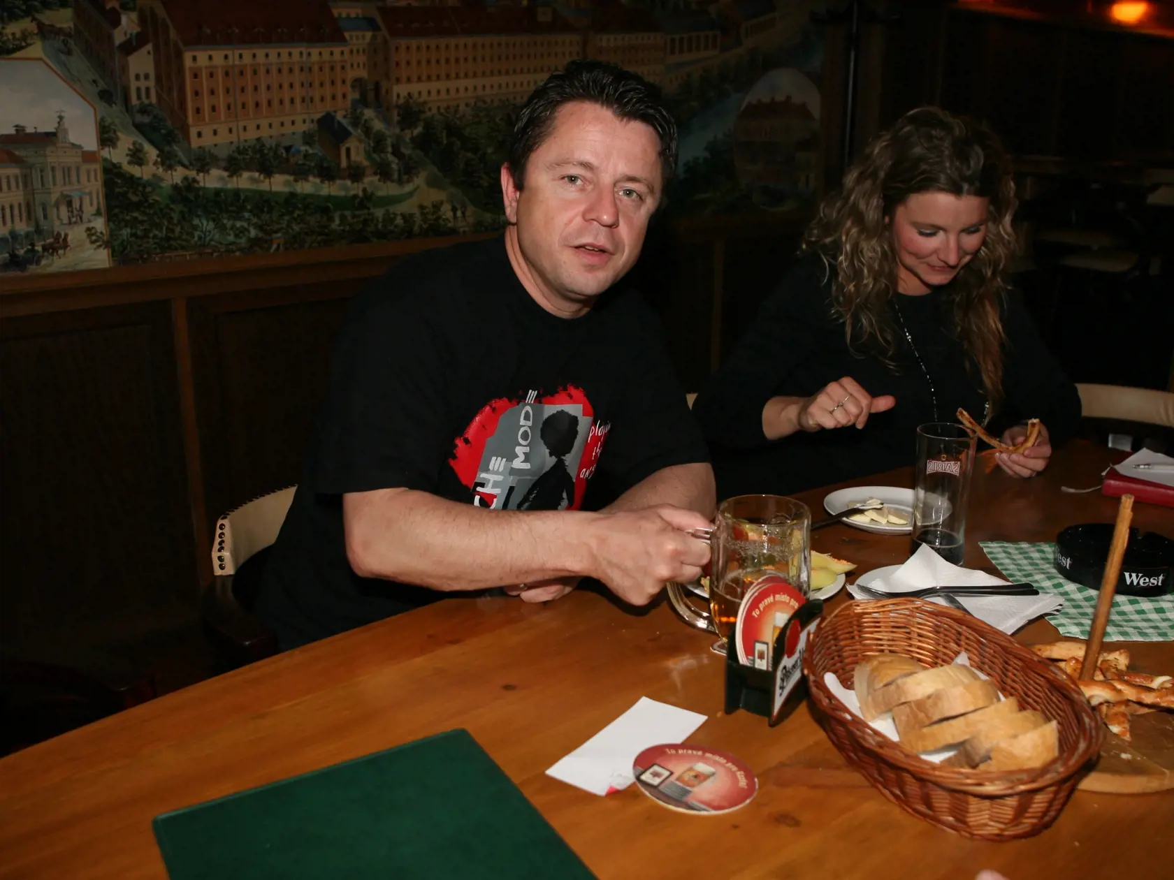 Petr Muk v krčme, v čiernom, depeche mode tričko, úsmev, objatie, priateľka
10.06.2006
pôvodný súbor:MD__8123.JPG