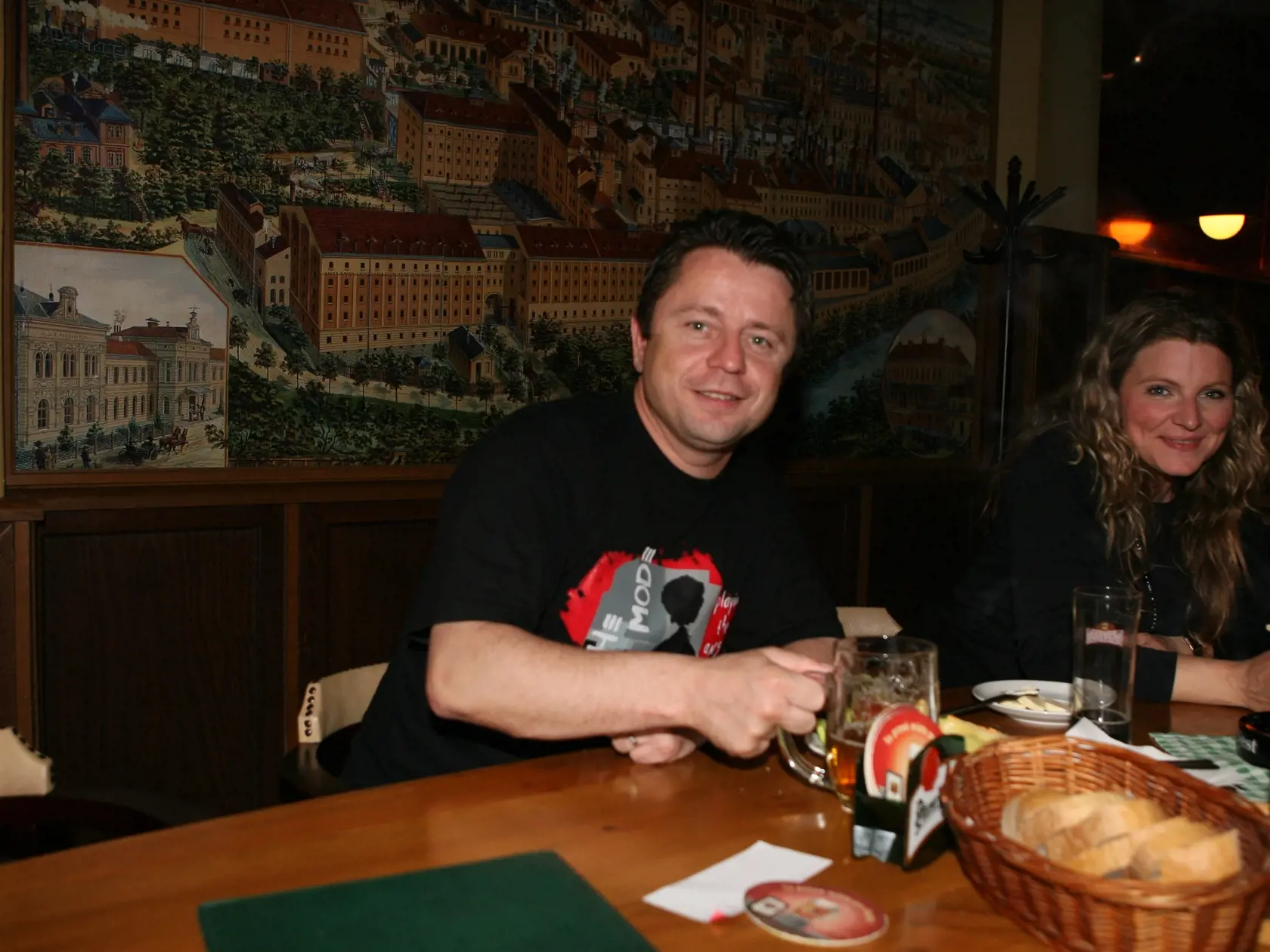 Petr Muk v krčme, v čiernom, depeche mode tričko, úsmev, objatie, priateľka
10.06.2006
pôvodný súbor:MD__8125.JPG
