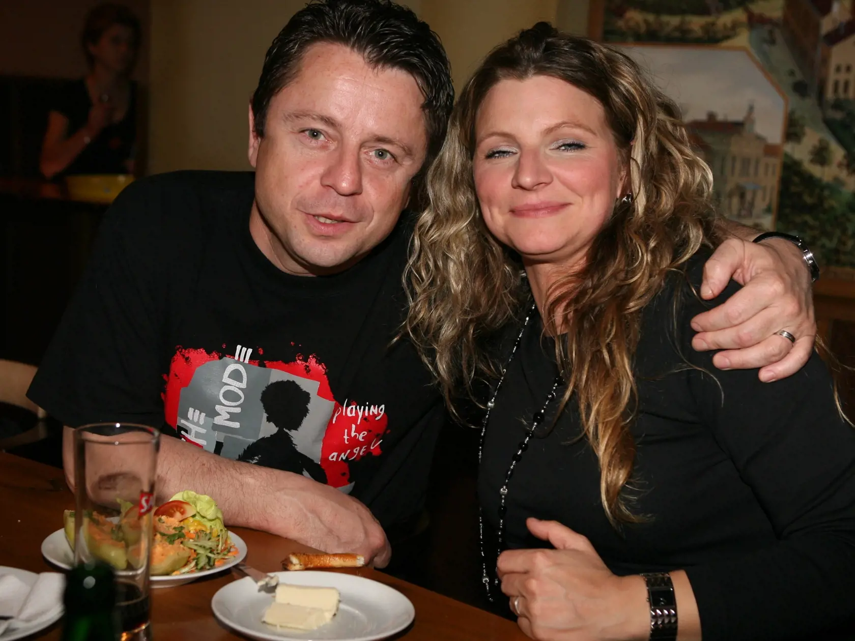 Petr Muk v krčme, v čiernom, depeche mode tričko, úsmev, objatie, priateľka
10.06.2006
pôvodný súbor:MD__8134.JPG