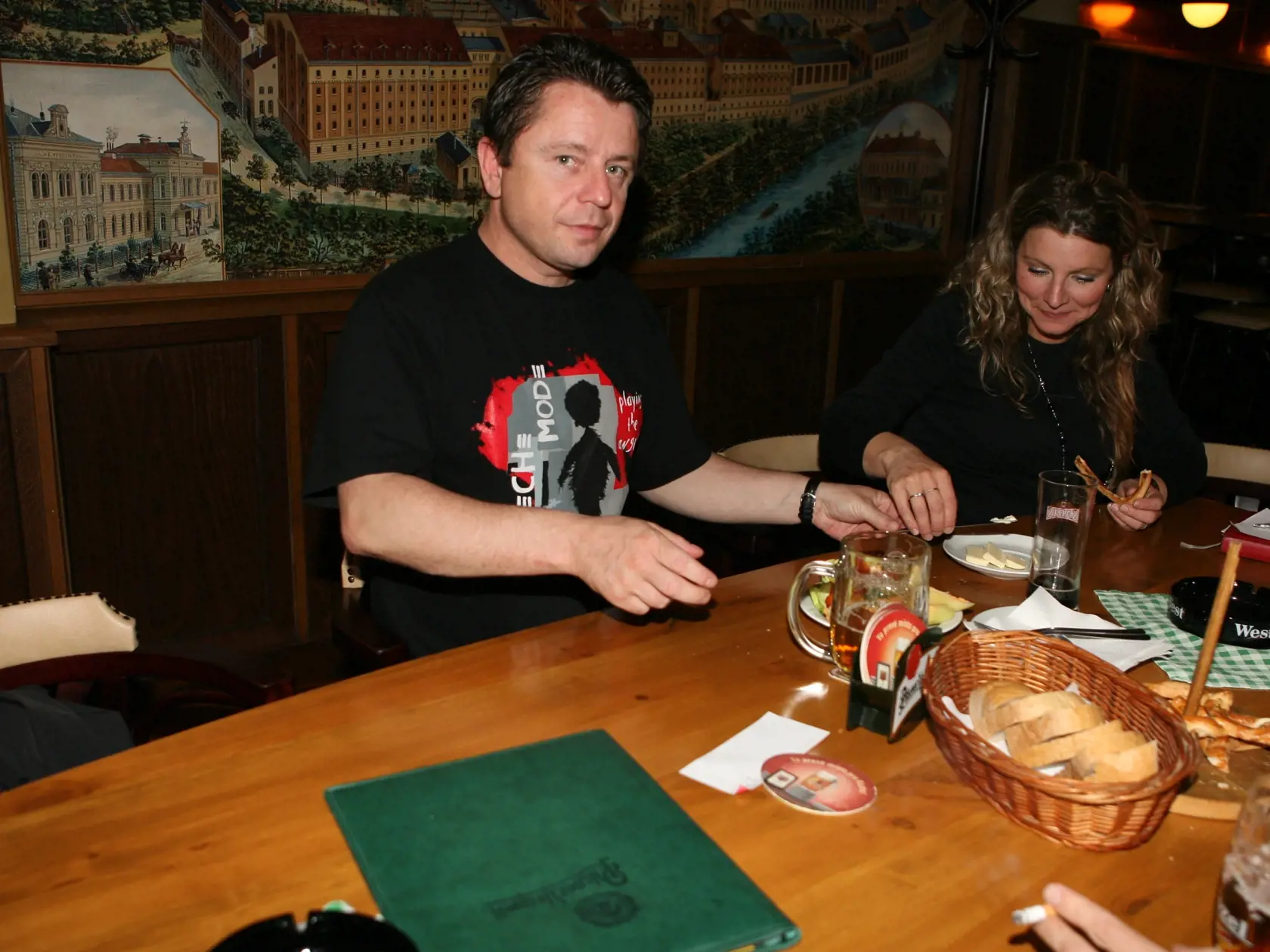 Petr Muk v krčme, v čiernom, depeche mode tričko, úsmev, objatie, priateľka
10.06.2006
pôvodný súbor:MD__8122.JPG