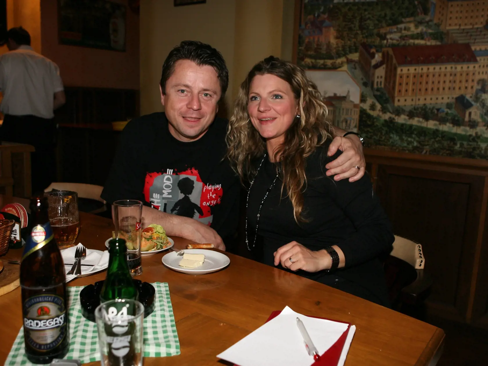 Petr Muk v krčme, v čiernom, depeche mode tričko, úsmev, objatie, priateľka
10.06.2006
pôvodný súbor:MD__8132.JPG