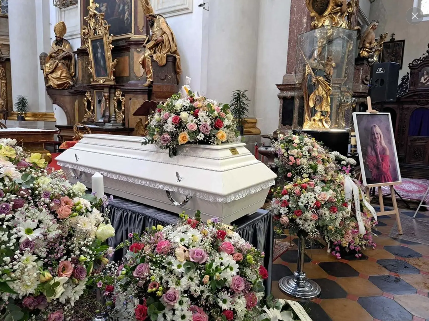 15. apríl 2025: Posledná rozlúčka s Aničkou Slováčkovou (†29) prebehla v kruhu rodiny a najbližších priateľov.