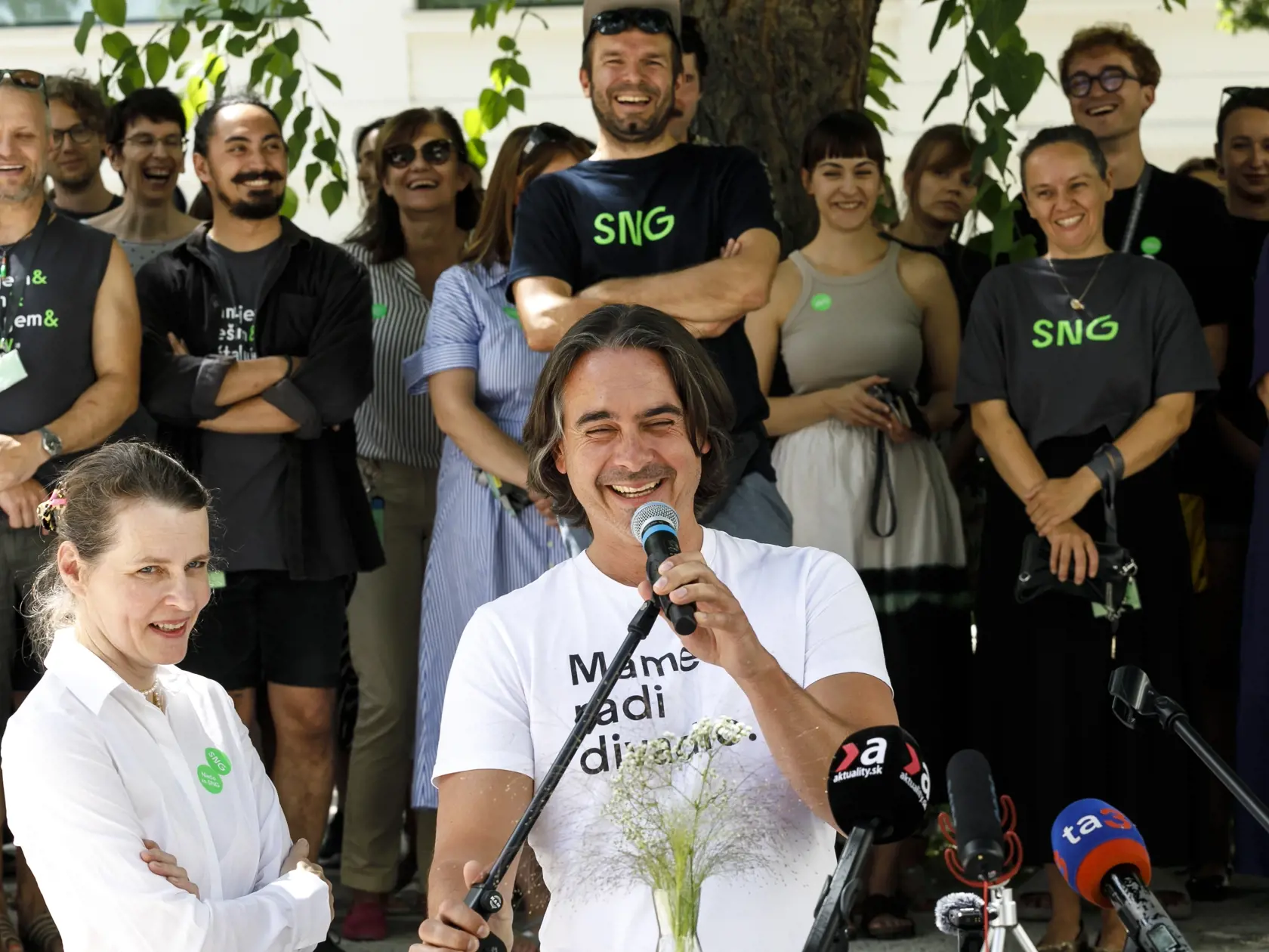 Odvolaná generálna riaditeľka Slovenskej národnej galérie (SNG) Alexandra Kusá a odvolaný generálny riaditeľ Slovenského národného divadla (SND) Matej Drlička počas tlačovej konferencie k odvolaniu generálnej riaditeľky Alexandry Kusej na nádvorí SNG.