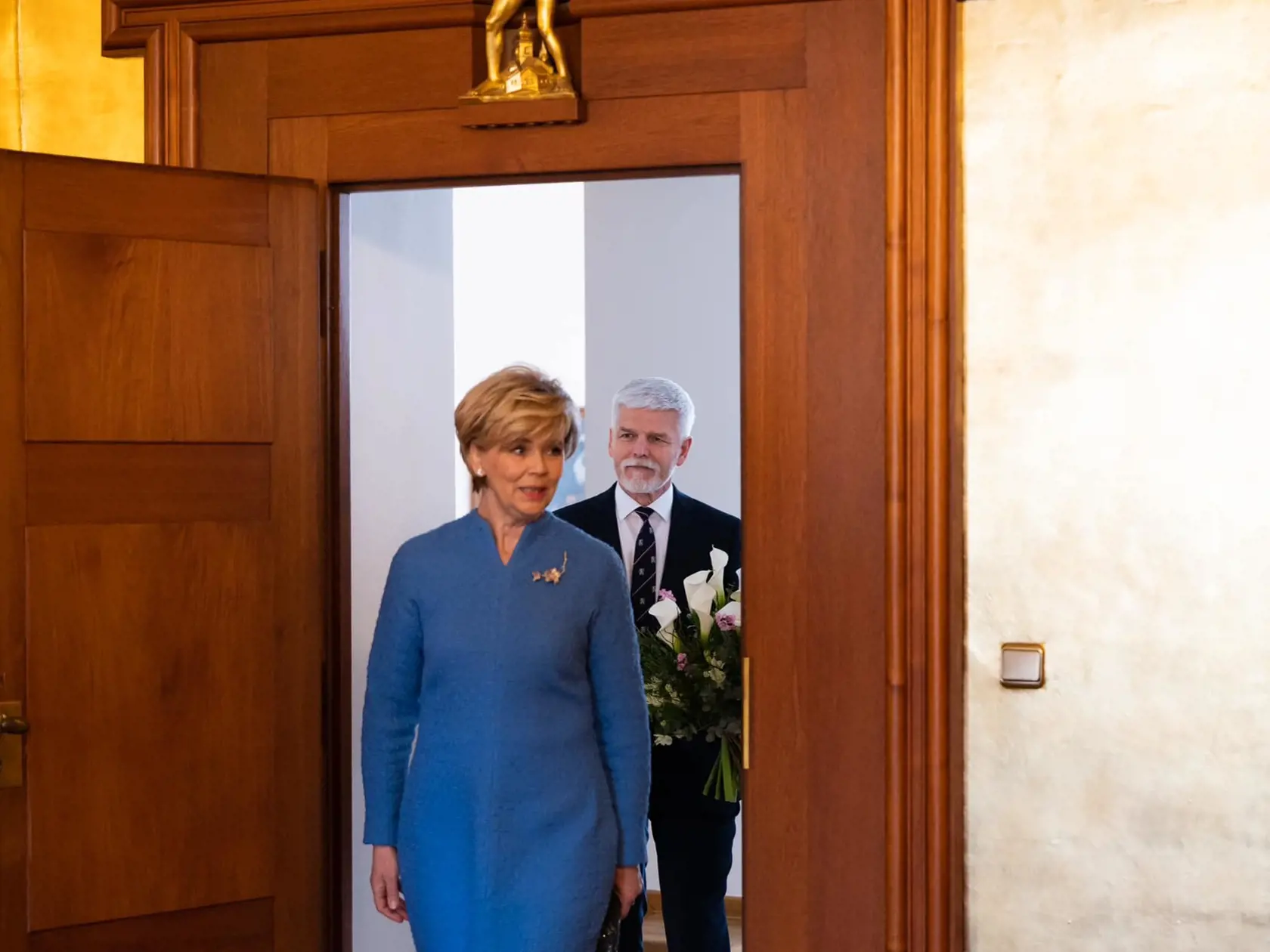 Prvá dáma Česka Eva Pavlová stále viac a viac prekvapuje svojim šatníkom. Noblesou a eleganciou dokonca často krát pripomína Brigitte Macron a pri pohľade na najnovšie fotografie jej kúskov nám nezostáva nič iné, len súhlasiť.