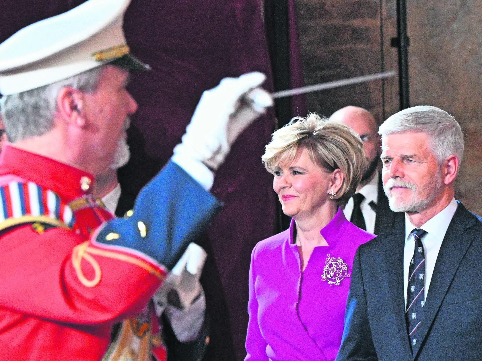 Prvá dáma Česka Eva Pavlová stále viac a viac prekvapuje svojim šatníkom. Noblesou a eleganciou dokonca často krát pripomína Brigitte Macron a pri pohľade na najnovšie fotografie jej kúskov nám nezostáva nič iné, len súhlasiť.
