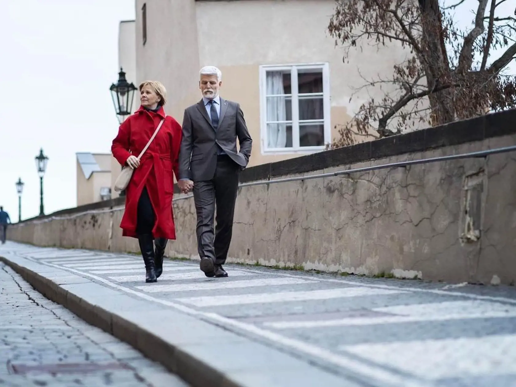 Eva Pavlová (58) je síce prvou dámou Česka len niekoľko mesiacov, osvojila si však šatník, ktorý zodpovedá skúsenej dáme, ktorá vie, ako sa obliecť. Podľa zahraničných médií pri obliekaní berie veľký dôraz na farby, chce tým niečo svetu odkázať?
