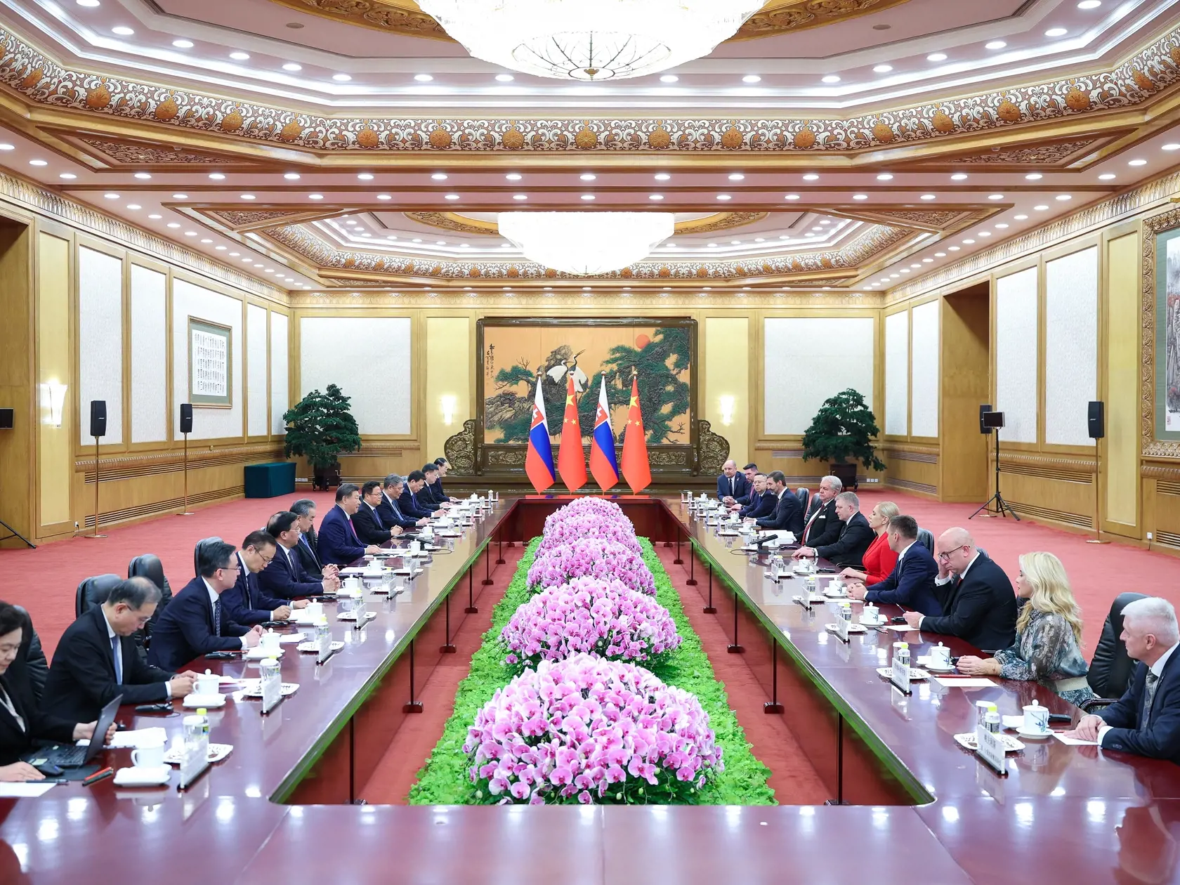 AZ25 - Na snímke slovenský premiér Robert Fico (uprostred vpravo) a čínsky prezident Si Ťin-pching (uprostred vľavo) počas stretnutia v Pekingu 1. novembra 2024. Slováci budú môcť cestovať do Číny na obdobie do 15 dní bez víz. Slovensko je zasa pripravené zaviesť priame letecké spojenie medzi Bratislavou a Pekingom. Uviedol to v piatok slovenský premiér Robert Fico (Smer-SD), ktorý je spolu s ministrami a podnikateľmi na oficiálnej návšteve Číny. FOTO TASR/XINHUA




(241101) -- BEIJING, Nov. 1, 2024 (Xinhua) -- Chinese President Xi Jinping meets with Slovak Prime Minister Robert Fico, who is on an official visit to China, at the Great Hall of the People in Beijing, capital of China, Nov. 1, 2024. (Xinhua/Liu Bin)