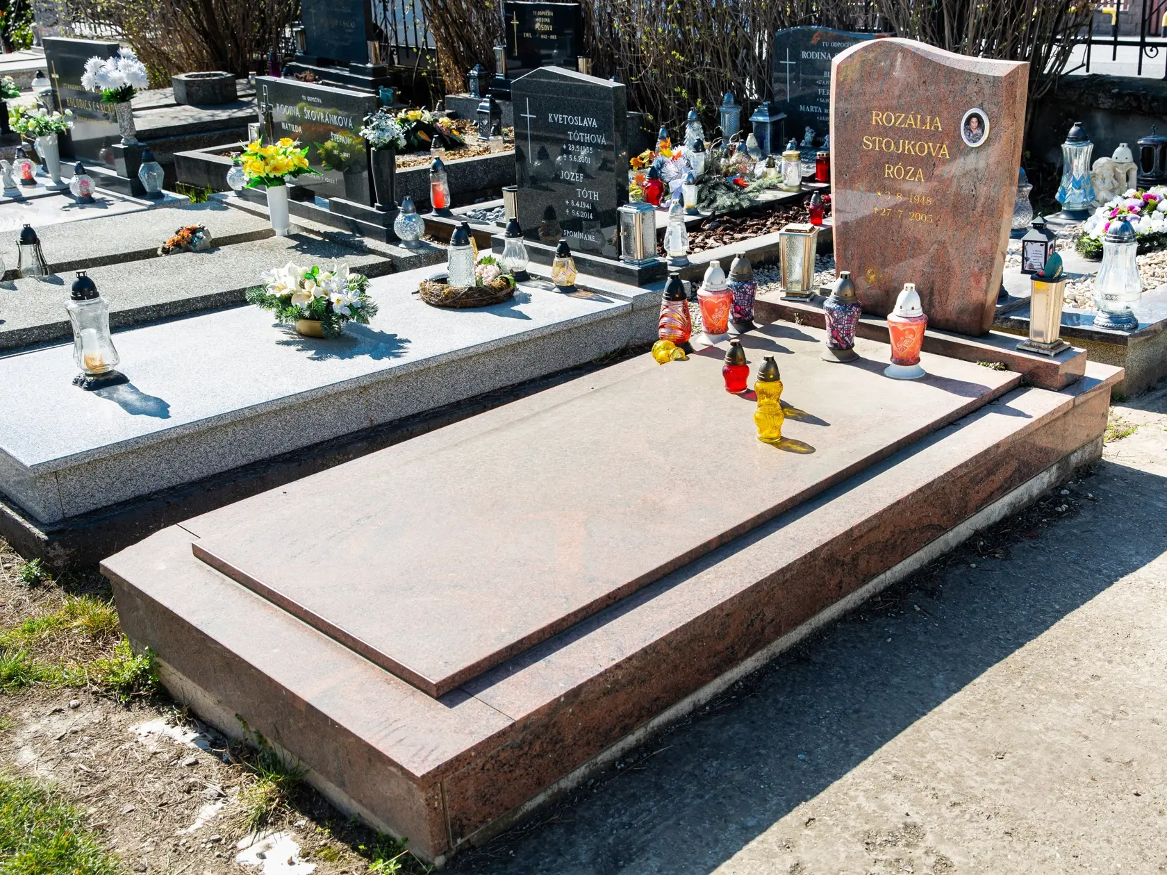 Hrobka Rozálie "Rózy" Stojkovej, Jendovej prvej ženy.