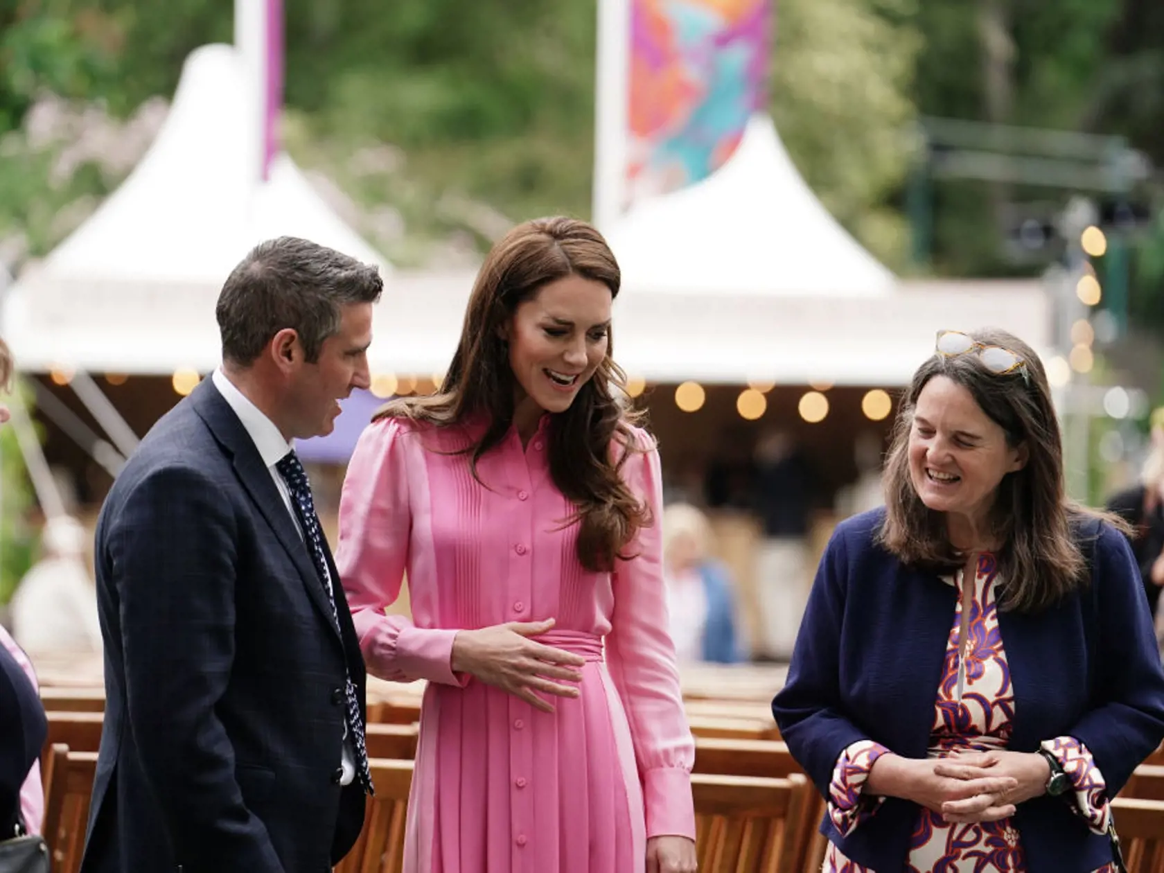 Niektoré kráľovské zdroje však vyjadrili obavy, že kráľa a kráľovnú zatienilo prekvapivé vystúpenie Kate, princeznej z Walesu, na podujatí v ten istý deň.