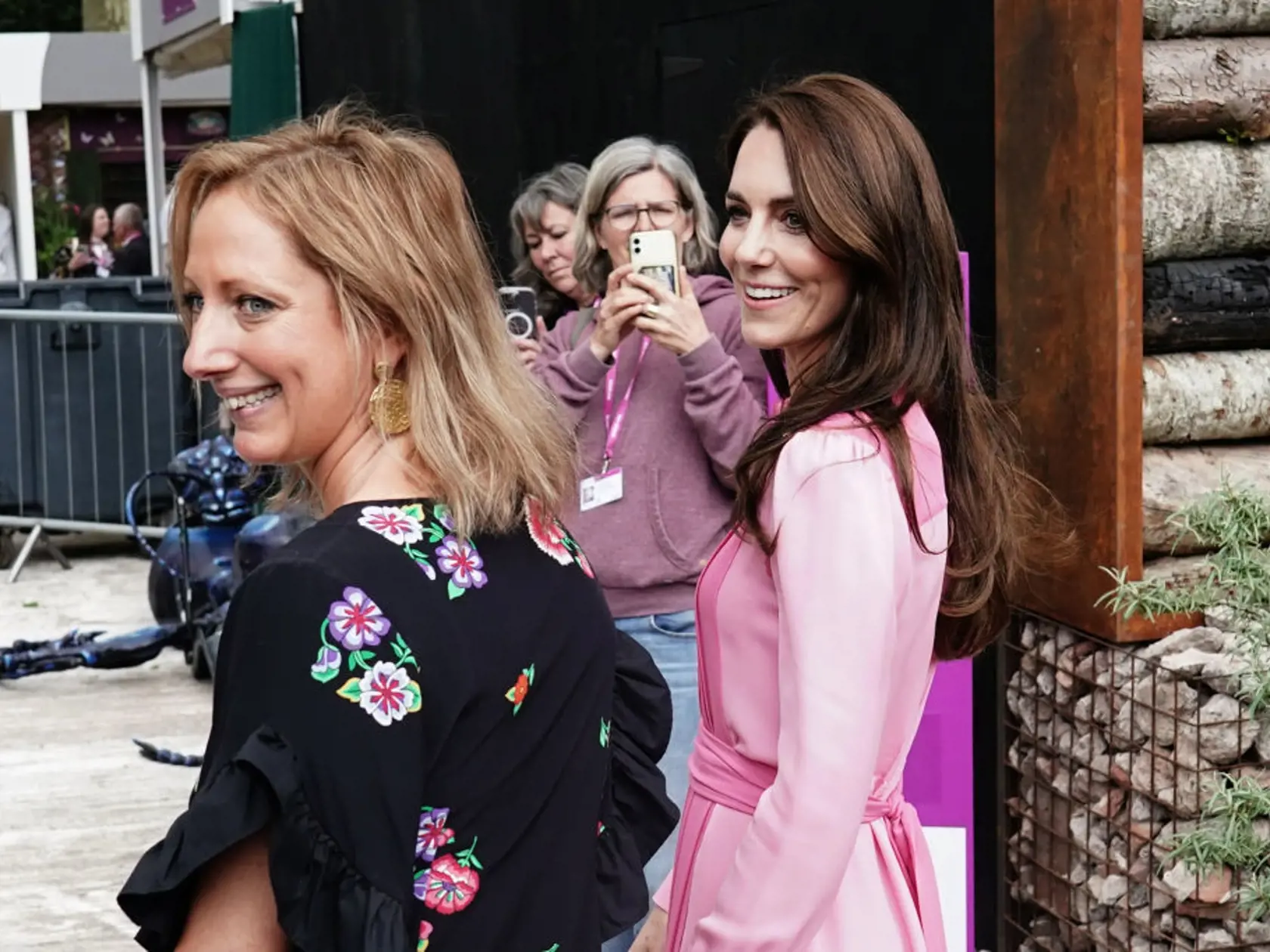 Niektoré kráľovské zdroje však vyjadrili obavy, že kráľa a kráľovnú zatienilo prekvapivé vystúpenie Kate, princeznej z Walesu, na podujatí v ten istý deň.