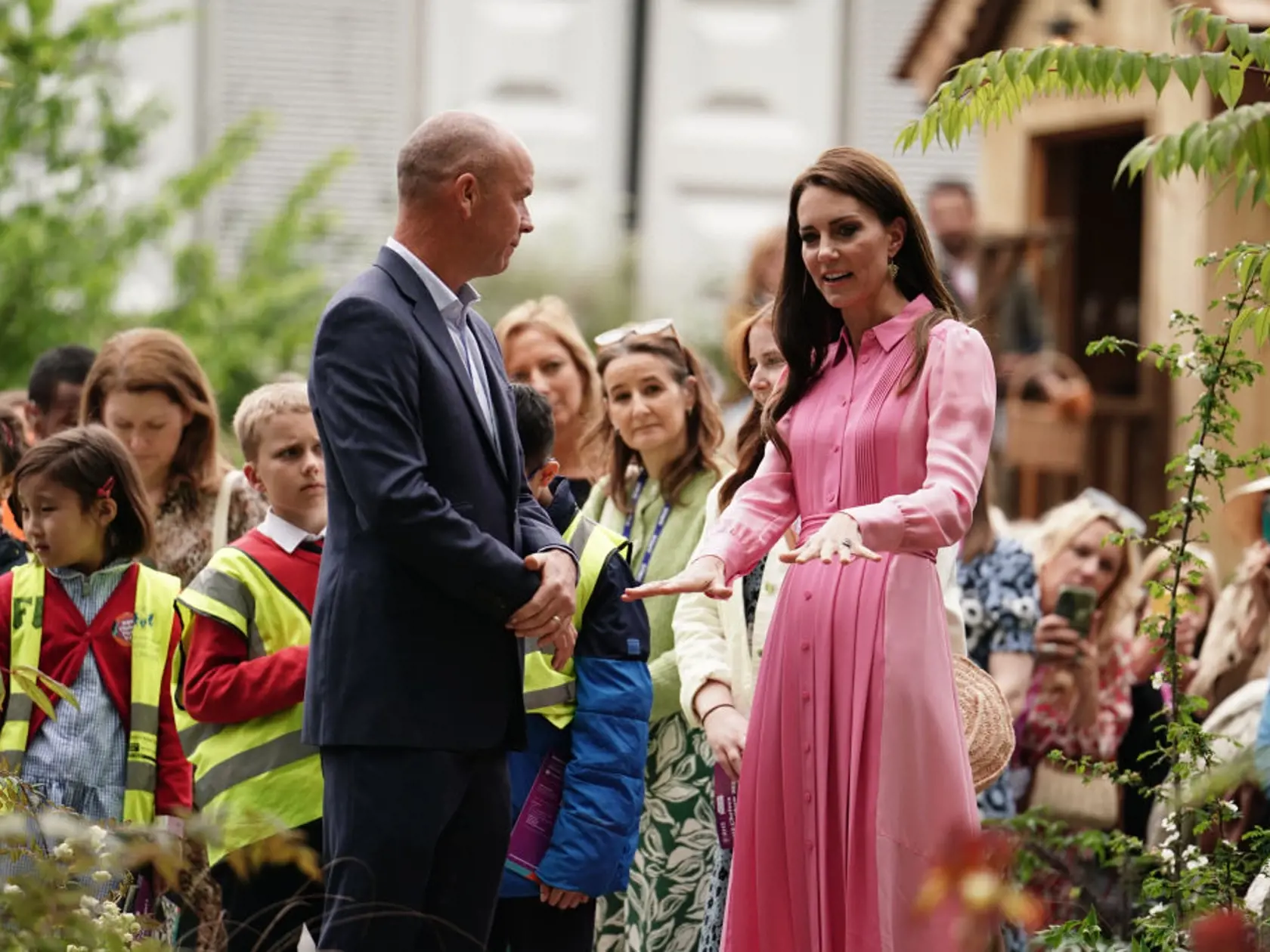 Podľa zdrojov Daily Mail z okolia kráľovskej rodiny sa mnohí obávajú, že Kate svojou popularitou zatienila kráľa Karola III.