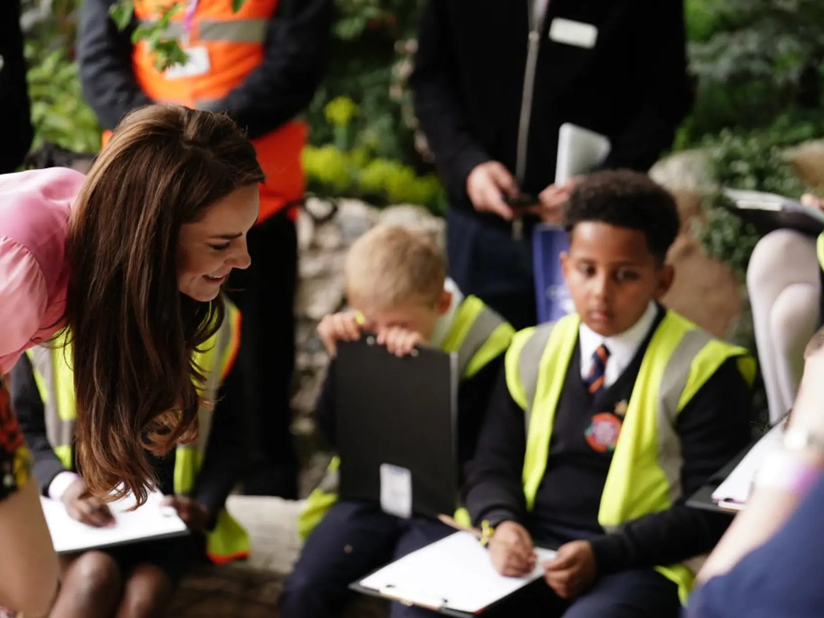 Niektoré kráľovské zdroje však vyjadrili obavy, že kráľa a kráľovnú zatienilo prekvapivé vystúpenie Kate, princeznej z Walesu, na podujatí v ten istý deň.