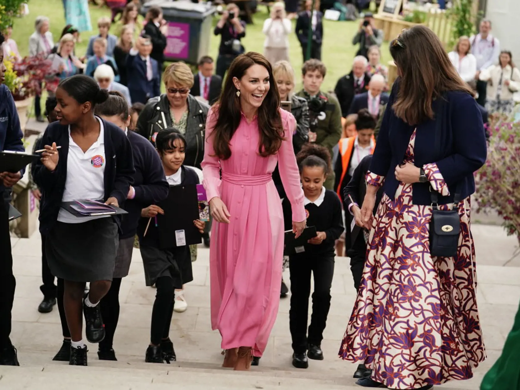 Niektoré kráľovské zdroje však vyjadrili obavy, že kráľa a kráľovnú zatienilo prekvapivé vystúpenie Kate, princeznej z Walesu, na podujatí v ten istý deň.