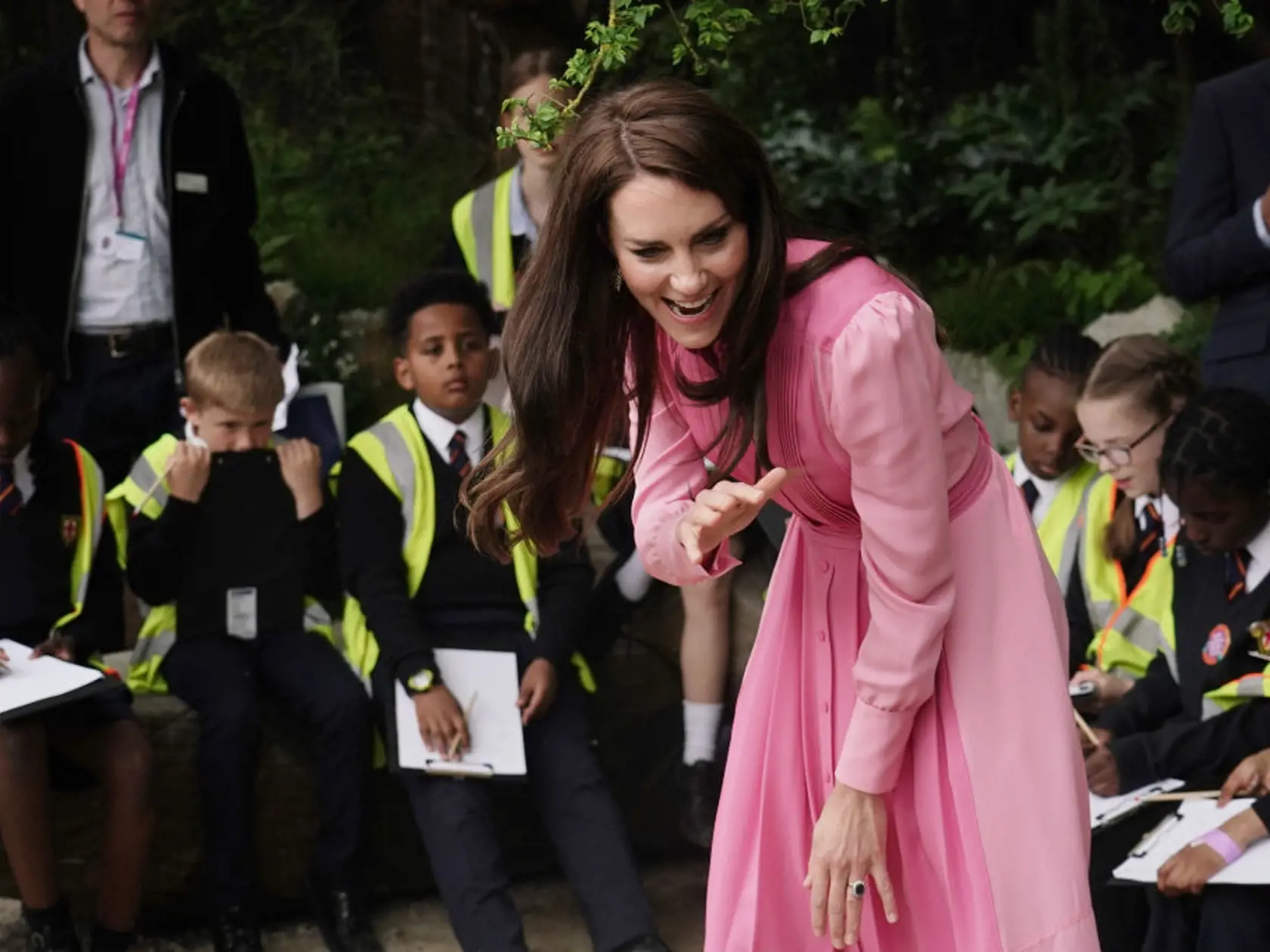 Niektoré kráľovské zdroje však vyjadrili obavy, že kráľa a kráľovnú zatienilo prekvapivé vystúpenie Kate, princeznej z Walesu, na podujatí v ten istý deň.