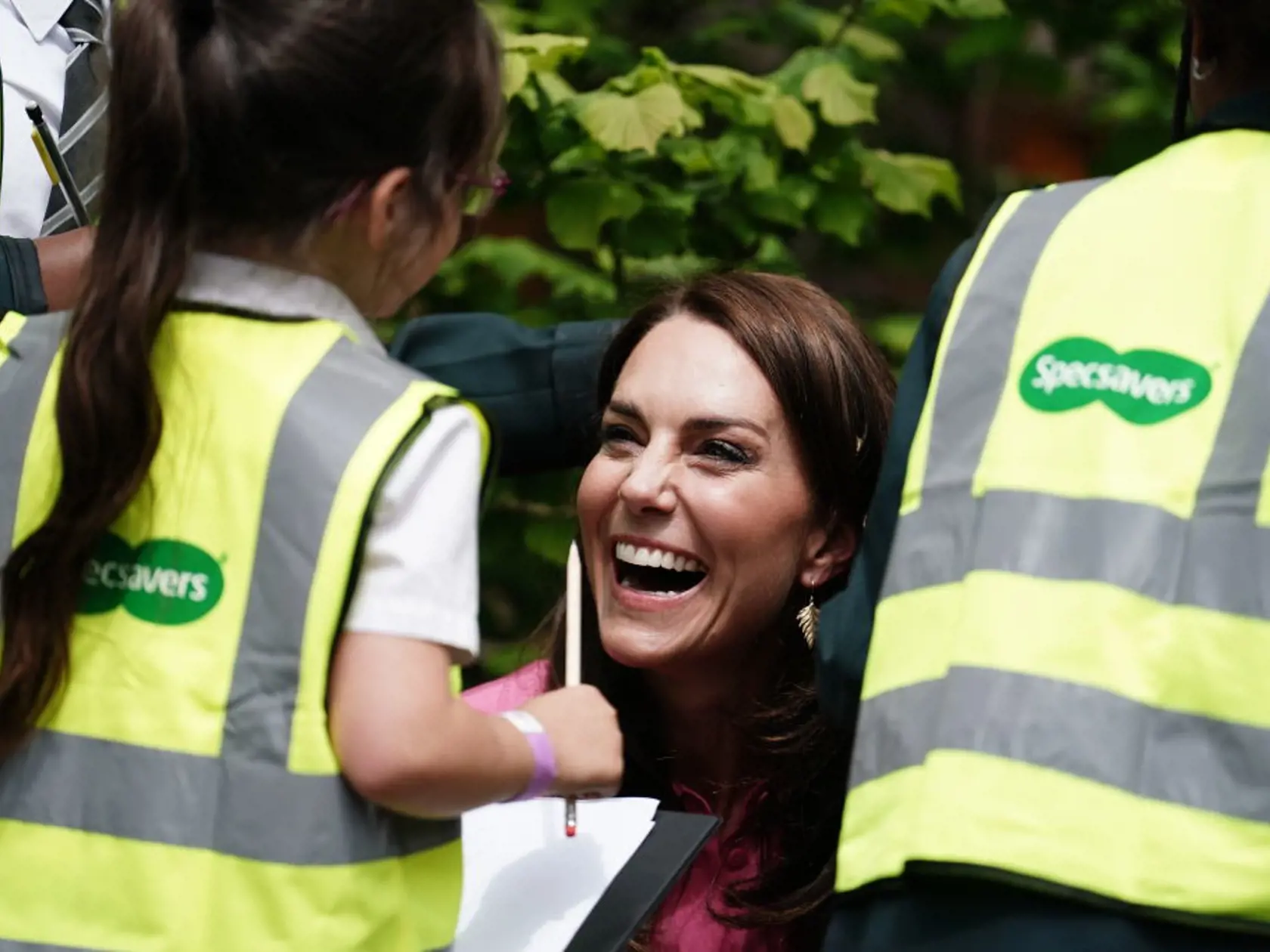 Niektoré kráľovské zdroje však vyjadrili obavy, že kráľa a kráľovnú zatienilo prekvapivé vystúpenie Kate, princeznej z Walesu, na podujatí v ten istý deň.