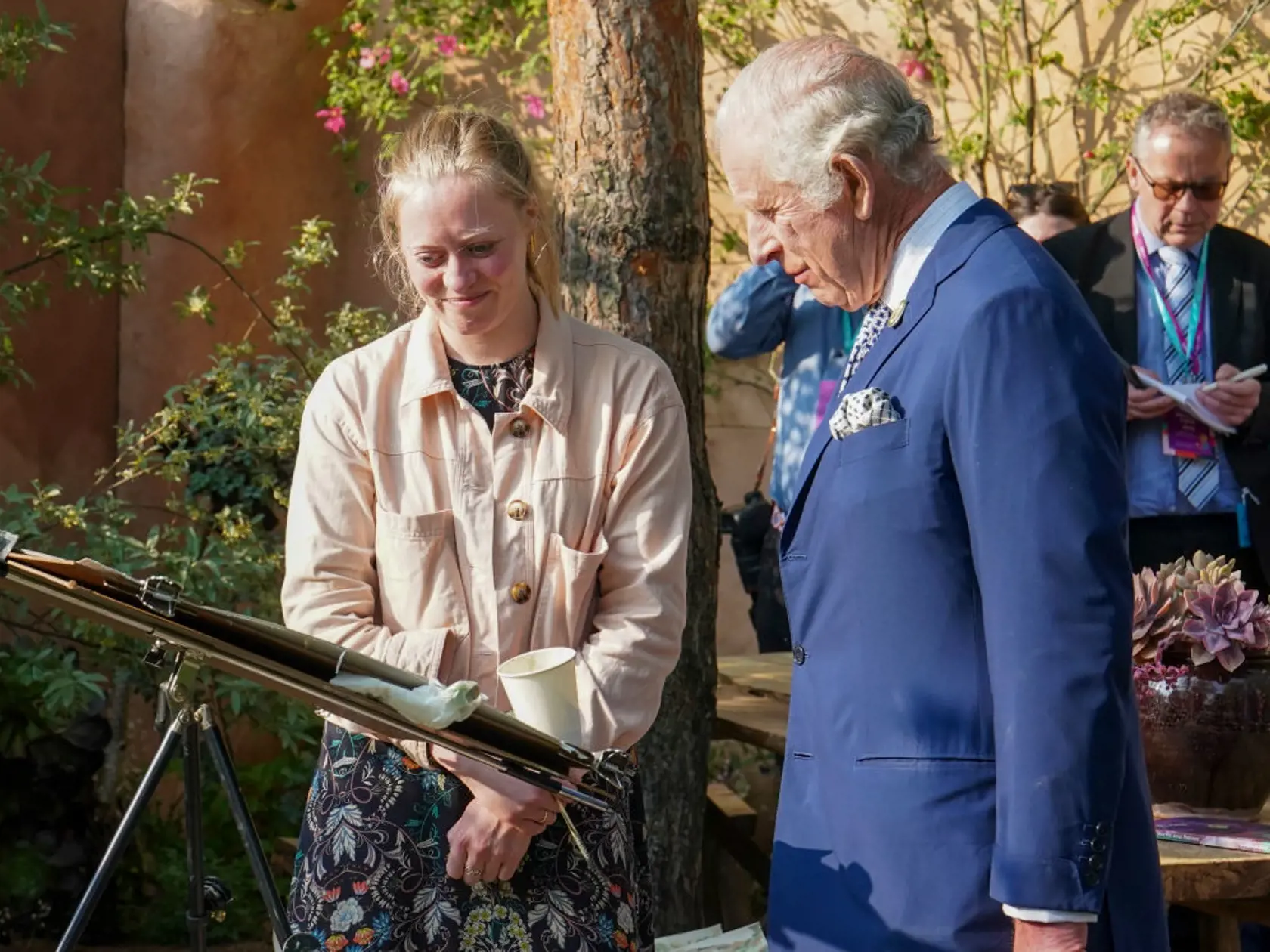 Kráľ Karol III. a Camilla absolvovali samostatné prehliadky niektorých záhrad, pričom kráľ prezradil, že hľadá rastliny, ktoré by nahradili tie, ktoré jedli králiky v Highgrove.