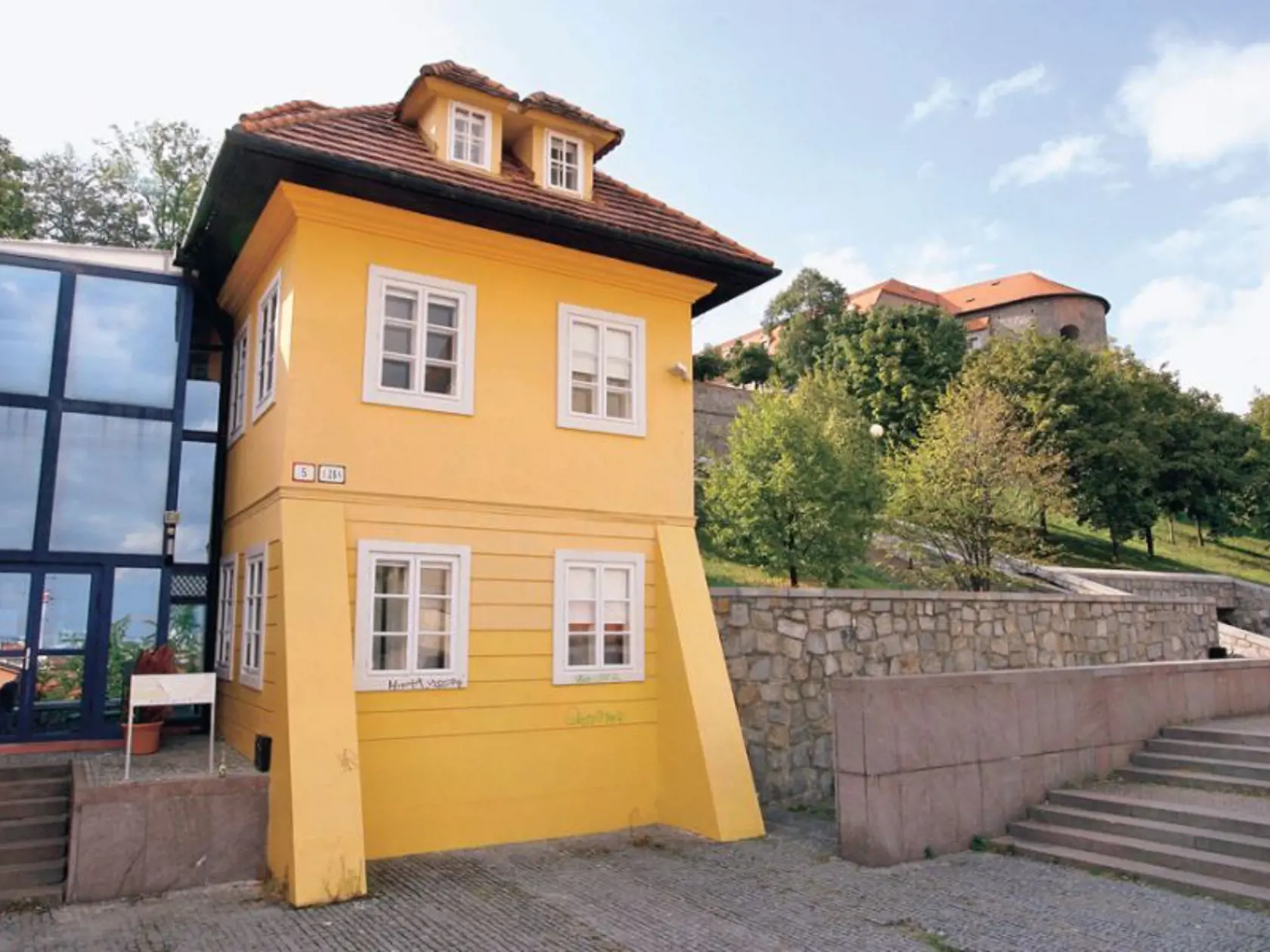 Zo sídla v lukratívnom Podhradí sa musel pre dlhy