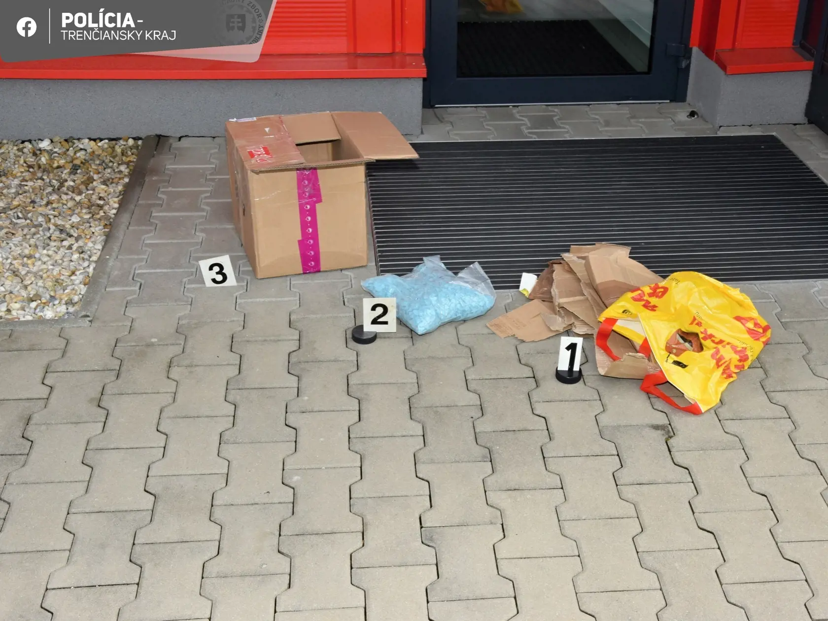 Extáza v krabici, ktorú polícia zadržala 16-ročnému dílerovi.