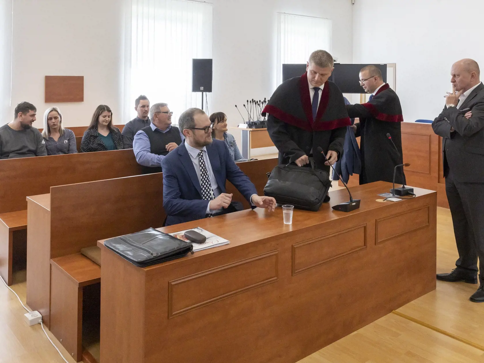 Rozsudok Špecializovaného trestného súdu v Pezinku vo veci objednávky vraždy investigatívneho novinára Jána Kuciaka a jeho snúbenice Martiny Kušnírovej, ako aj objednávky vraždy prokurátorov Lipšica, Šufliarskeho a Žilinku. Na snímke sú pozostalí obetí so svojimi právnymi zástupcami.