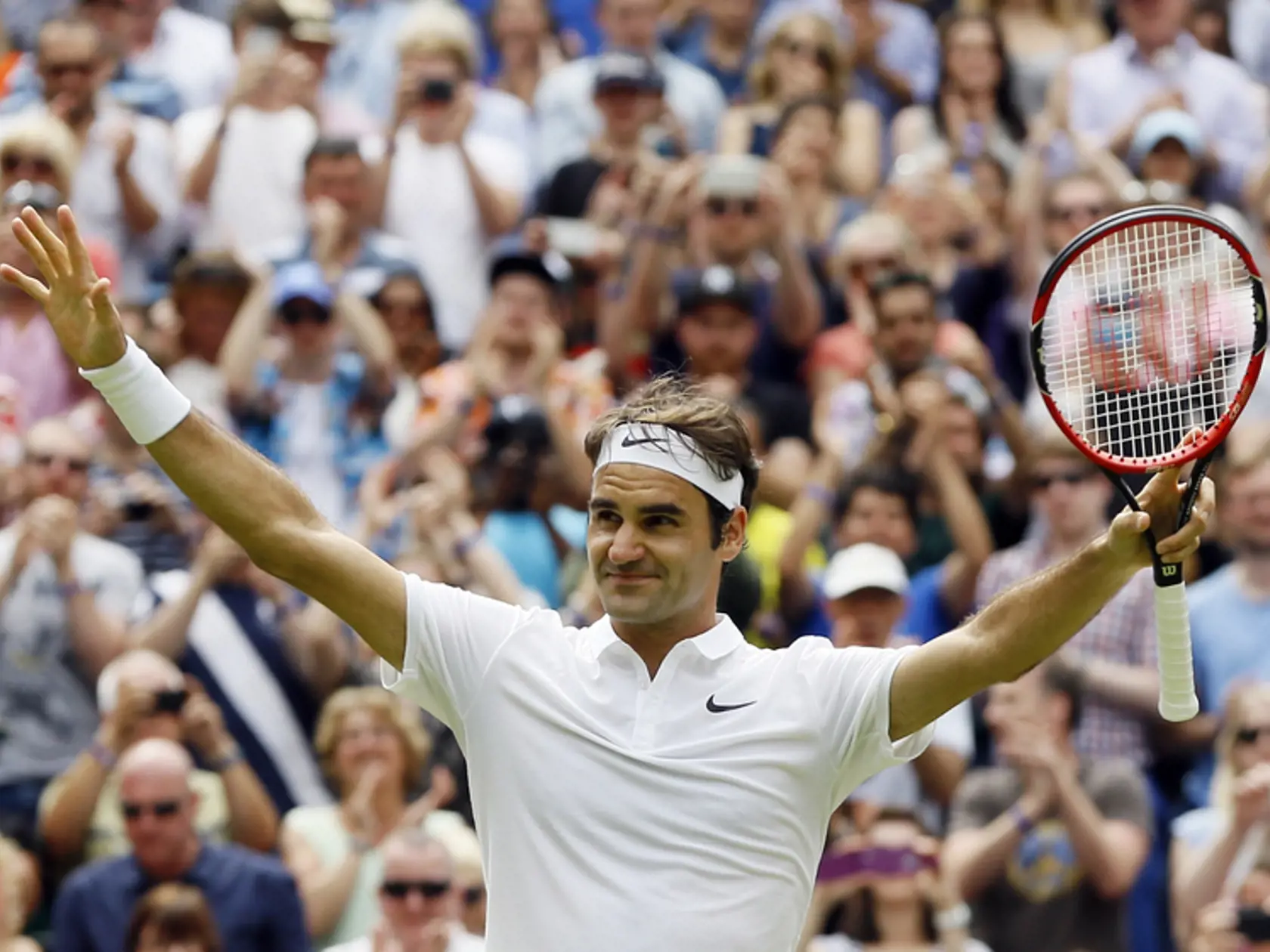Roger Federer prechádza Wimbledonom zatiaľ ako nôž maslom.