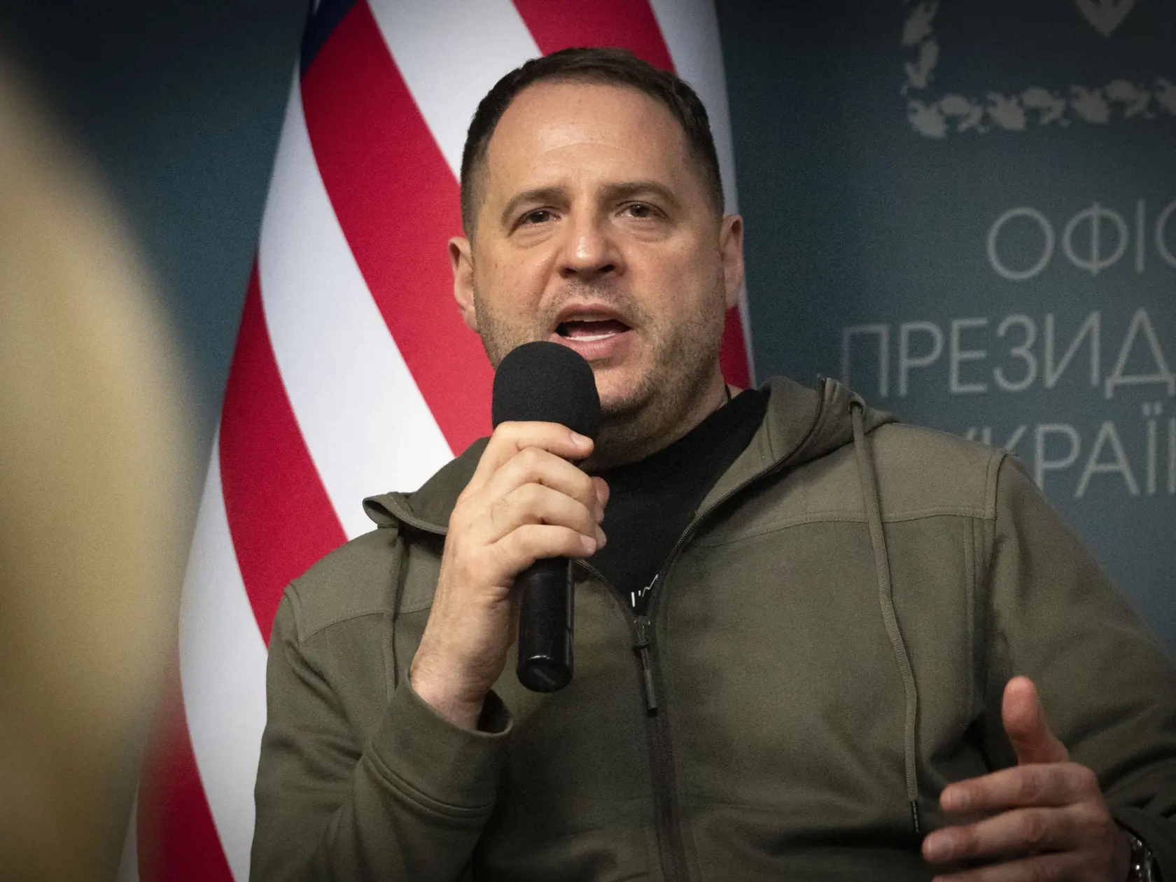 Na snímke vedúci kancelárie ukrajinského prezidenta Andrij Jermak počas stretnutia s poradcom prezidenta USA pre národnú bezpečnosť Jakeom Sullivanom.