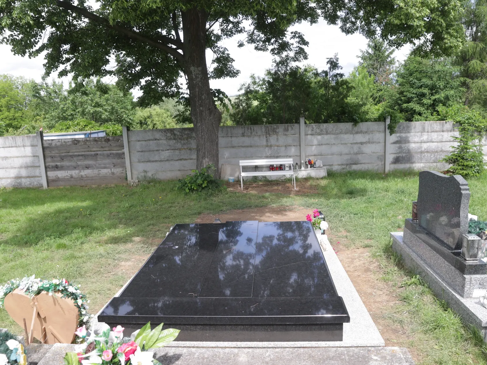 Hrob Dana Heribana je otočený smerom k domu, kde bývajú jeho rodičia (za sivým múrom).