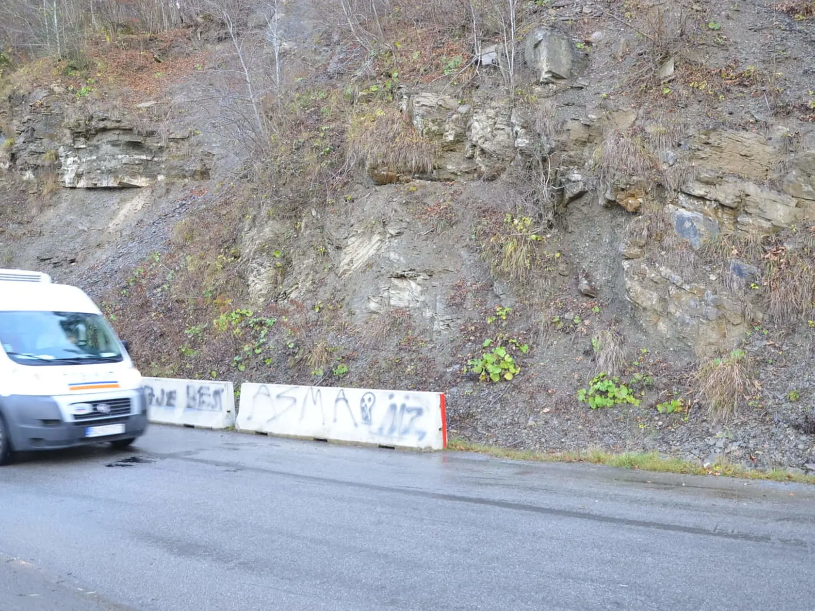 Spojnicu Dolného Kubína a Oravskej Poruby využíva denne 300 áut, hoci zo svahu padajú obrovské kamene, ochrana je minimálna.
