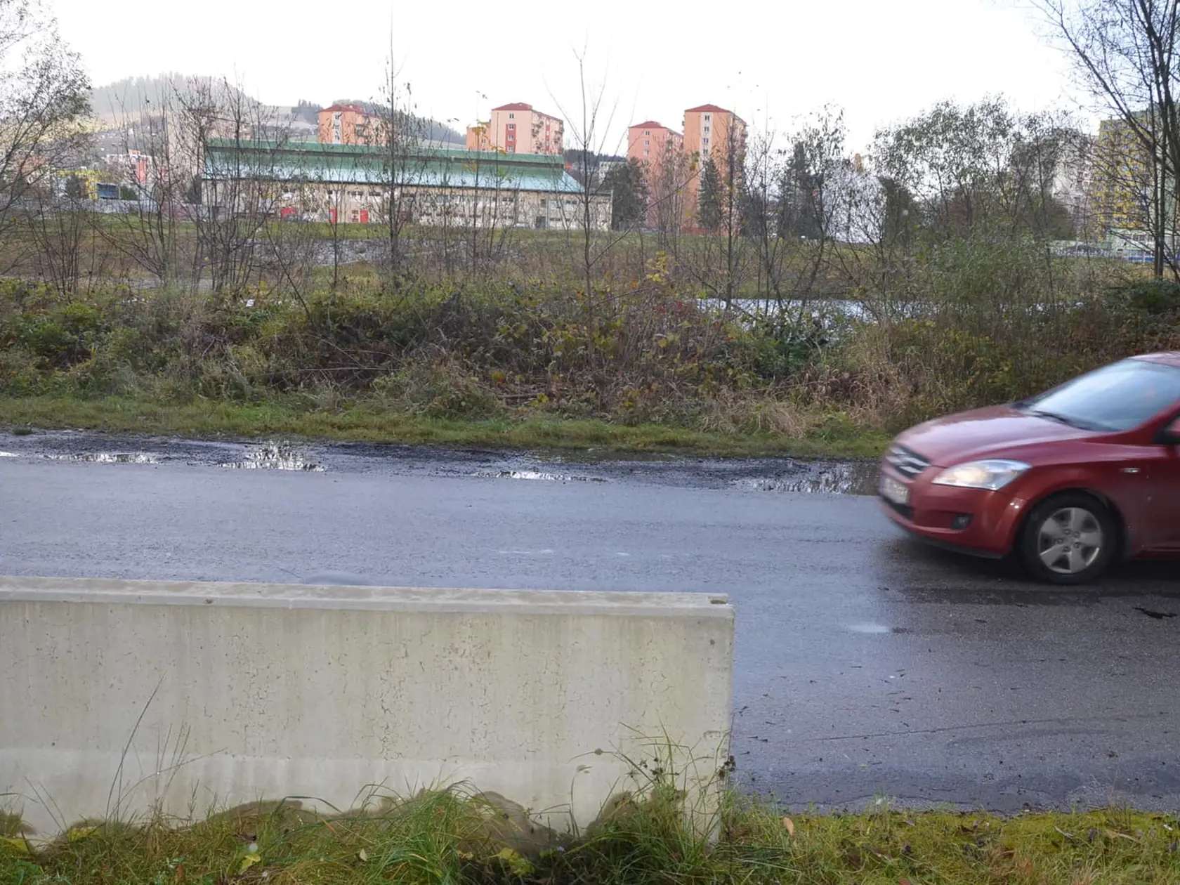 Spojnicu Dolného Kubína a Oravskej Poruby využíva denne 300 áut, hoci zo svahu padajú obrovské kamene, ochrana je minimálna.