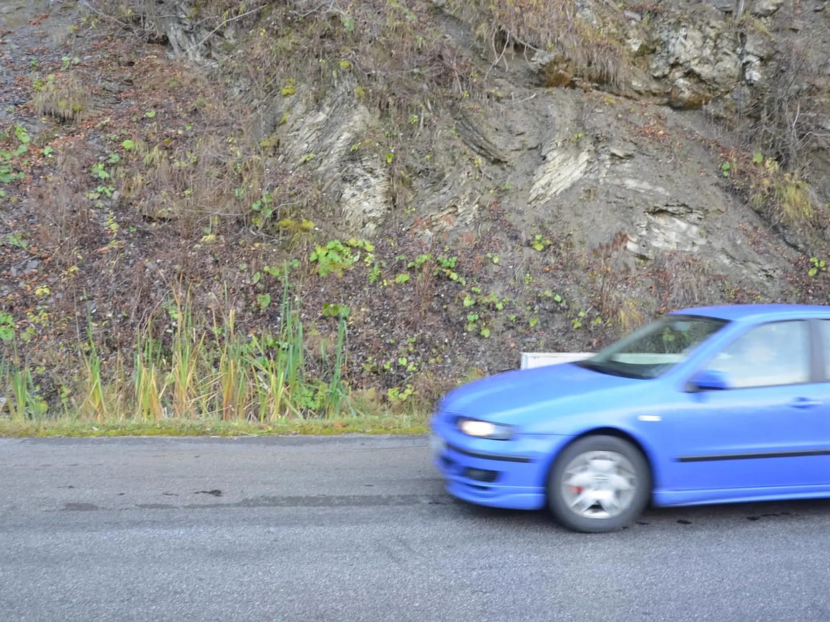 Spojnicu Dolného Kubína a Oravskej Poruby využíva denne 300 áut, hoci zo svahu padajú obrovské kamene, ochrana je minimálna.