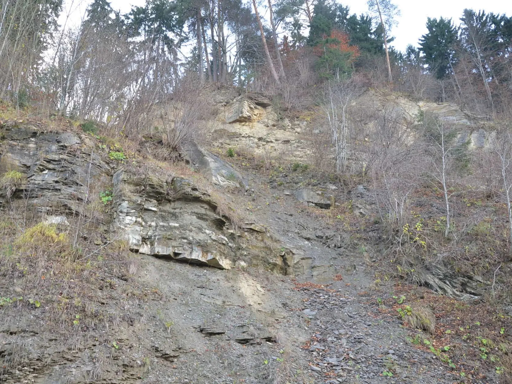 Spojnicu Dolného Kubína a Oravskej Poruby využíva denne 300 áut, hoci zo svahu padajú obrovské kamene, ochrana je minimálna.