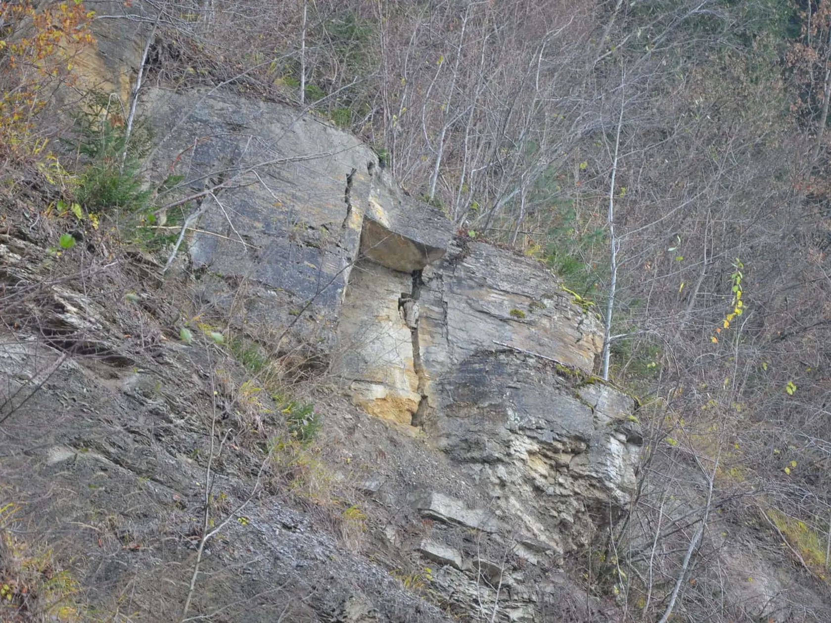 Spojnicu Dolného Kubína a Oravskej Poruby využíva denne 300 áut, hoci zo svahu padajú obrovské kamene, ochrana je minimálna.