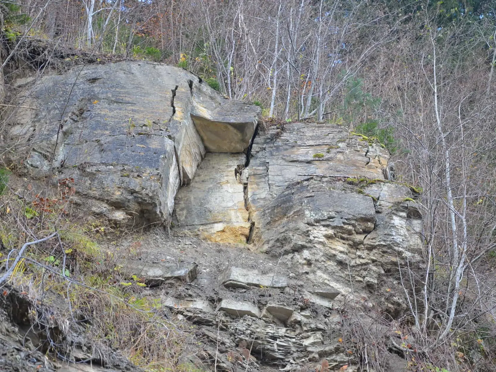 Spojnicu Dolného Kubína a Oravskej Poruby využíva denne 300 áut, hoci zo svahu padajú obrovské kamene, ochrana je minimálna.