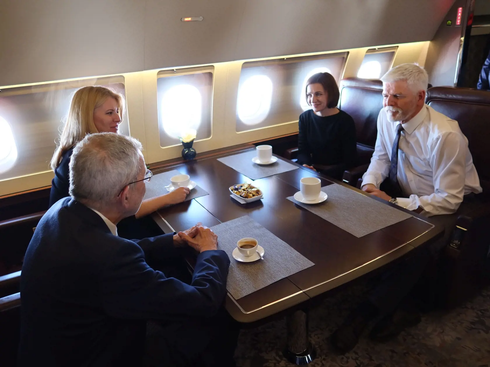 Slovenská prezidentka Zuzana Čaputová (druhá vľavo), rakúsky prezident Alexander Van der Bellen (vľavo), moldavská prezidentka Maia Sanduová (druhá vpravo) a český prezident Petr Pavel sa vracajú slovenským vládnym špeciálom zo summitu Rady Európy (RE) na Islande v stredu 17. mája 2023.  Lídri členských krajín RE podpísali v stredu deklaráciu o registri škôd spôsobených Ukrajine, ktorý bude táto medzinárodná organizácia spravovať. Od vzniku Rady Európy v roku 1949 ide iba o štvrtý summit tejto o