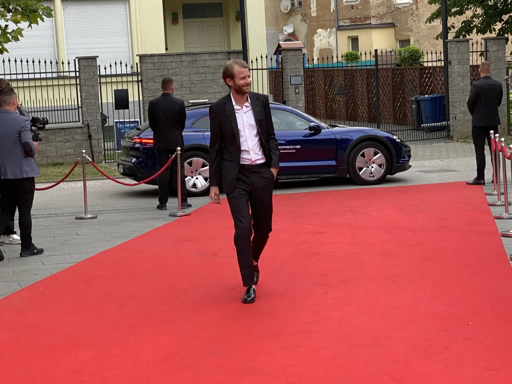 Príchod hostí na záverečný ceremoniál 30. ročníka medzinárodného festivalu Art Film Košice, na ktorom odovzdali ceny držiteľom honorárnych ocenení - Sergejovi Loznicovi, Antónii Liškovej a Marošovi Kramárovi a vyhlásili víťazov jednotlivých súťaží.