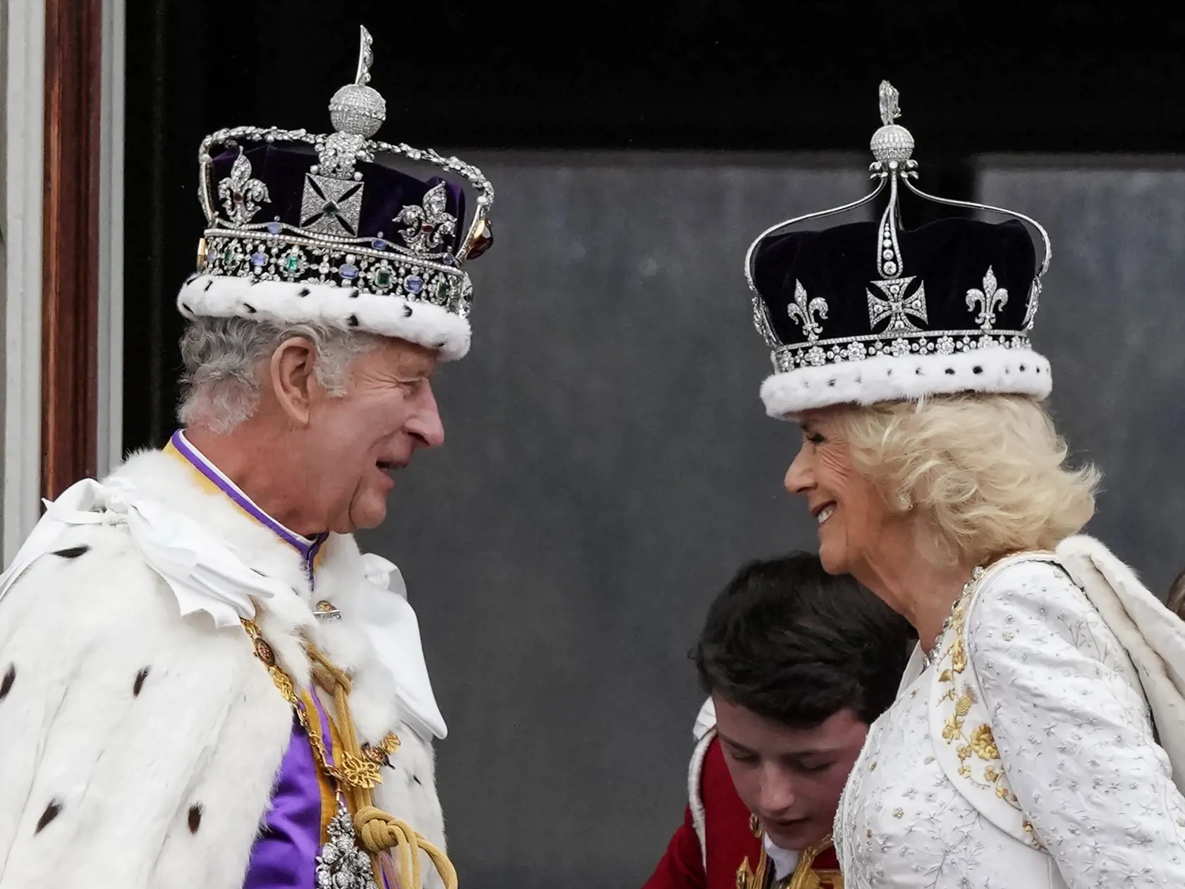 WA 75 Londýn - Britský kráľ Karol III. a britská kráľovná Kamila sa usmievajú na balkóne Buckinghamského paláca na záver korunovačných ceremónií v Londýne v sobotu 6. mája 2023. Karola III. a Kamilu v sobotu korunovali vo Westminsterskom opátstve. FOTO TASR/AP

Britain's King Charles III and Queen Camilla smile on the balcony of Buckingham Palace after the coronation ceremony in London, Saturday, May 6, 2023. (AP Photo/Frank Augstein)
