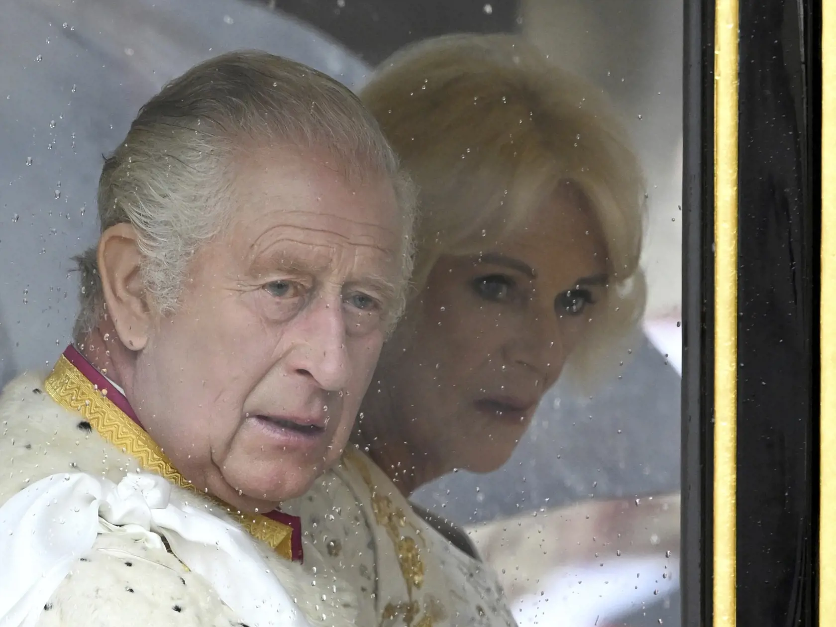 WA 28 Londýn - Britský kráľ Karol III. a jeho manželka Kamila sedia v diamantovom koči a smerujú na korunovačný ceremoniál do Westminsterského opátstva v Londýne v sobotu 6. mája 2023. FOTO TASR/AP

Britain's King Charles III and Camilla, the Queen Consort, arrive in the Diamond Jubilee State Coach from Buckingham Palace to Westminster Abbey to their coronation ceremony, in London, Saturday, May 6, 2023. (Toby Melville, Pool via AP)