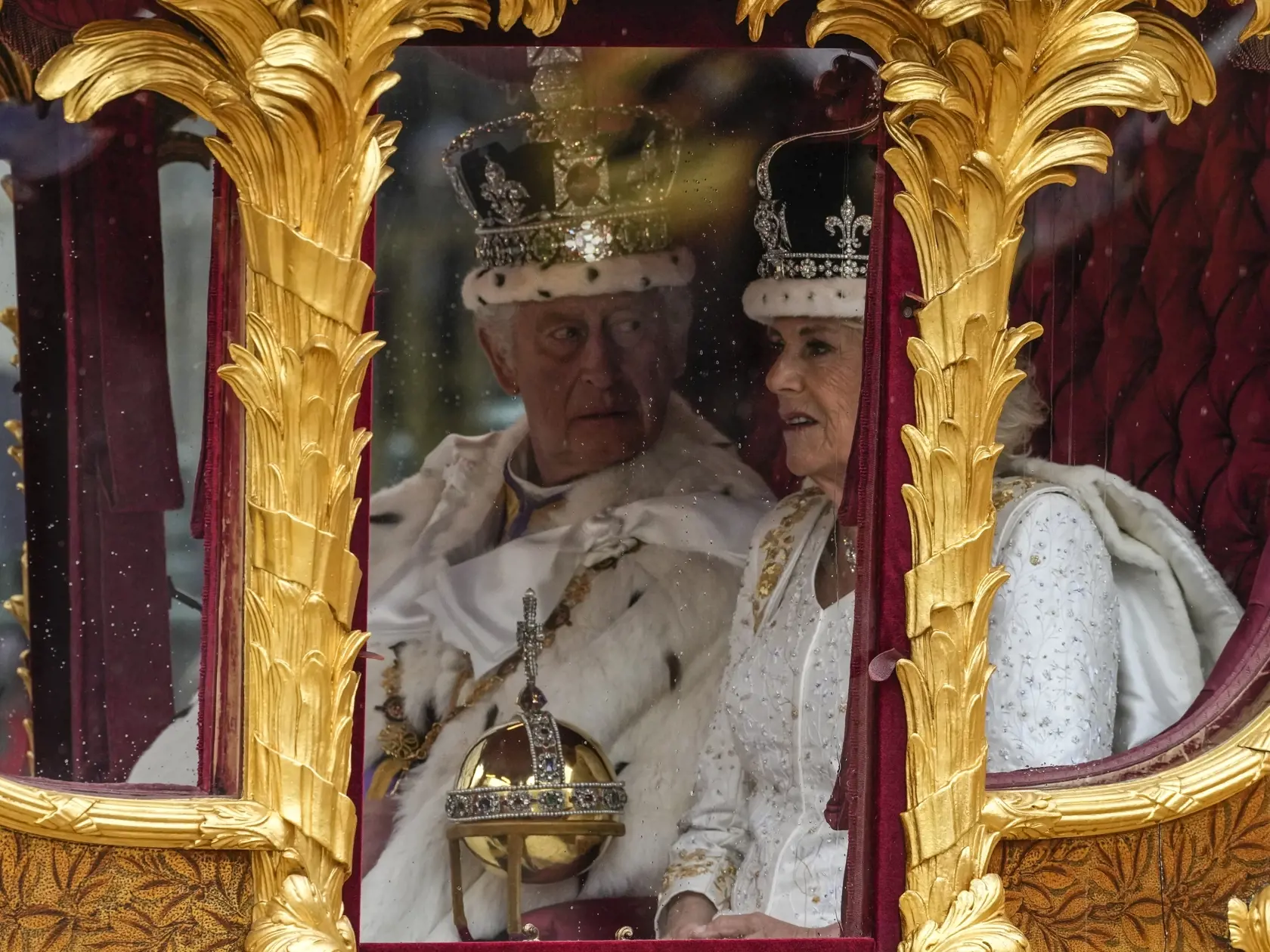 WA 51 Londýn - Korunový britský kráľ Karol III. a jeho manželka Kamila sedia v koči počas procesie a smerujú z Westminsterského opátstva späť do Buckinghamského paláca v Londýne v sobotu 6. mája 2023. FOTO TASR/AP

Britain's King Charles III, left, and Queen Camilla depart Westminster Abbey after the coronation ceremony of Britain's King Charles III in London Saturday, May 6, 2023. (AP Photo/Alessandra Tarantino)