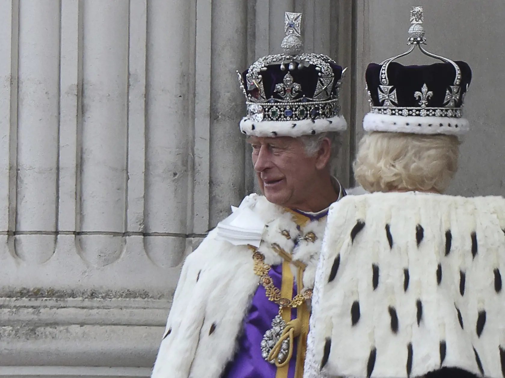 WA 110 Londýn - Britský kráľ Karol III. a britská kráľovná Kamila sa rozprávajú na balkóne Buckinghamského paláca na záver korunovačných ceremónií v Londýne v sobotu 6. mája 2023. Karola III. a jeho manželku Kamilu v sobotu korunovali vo Westminsterskom opátstve. FOTO TASR/AP

Britain's King Charles III wearing the Imperial state Crown, and Britain's Queen Camilla wearing a modified version of Queen Mary's Crown chat on the Buckingham Palace balcony while viewing the Royal Air Force fly-past in 