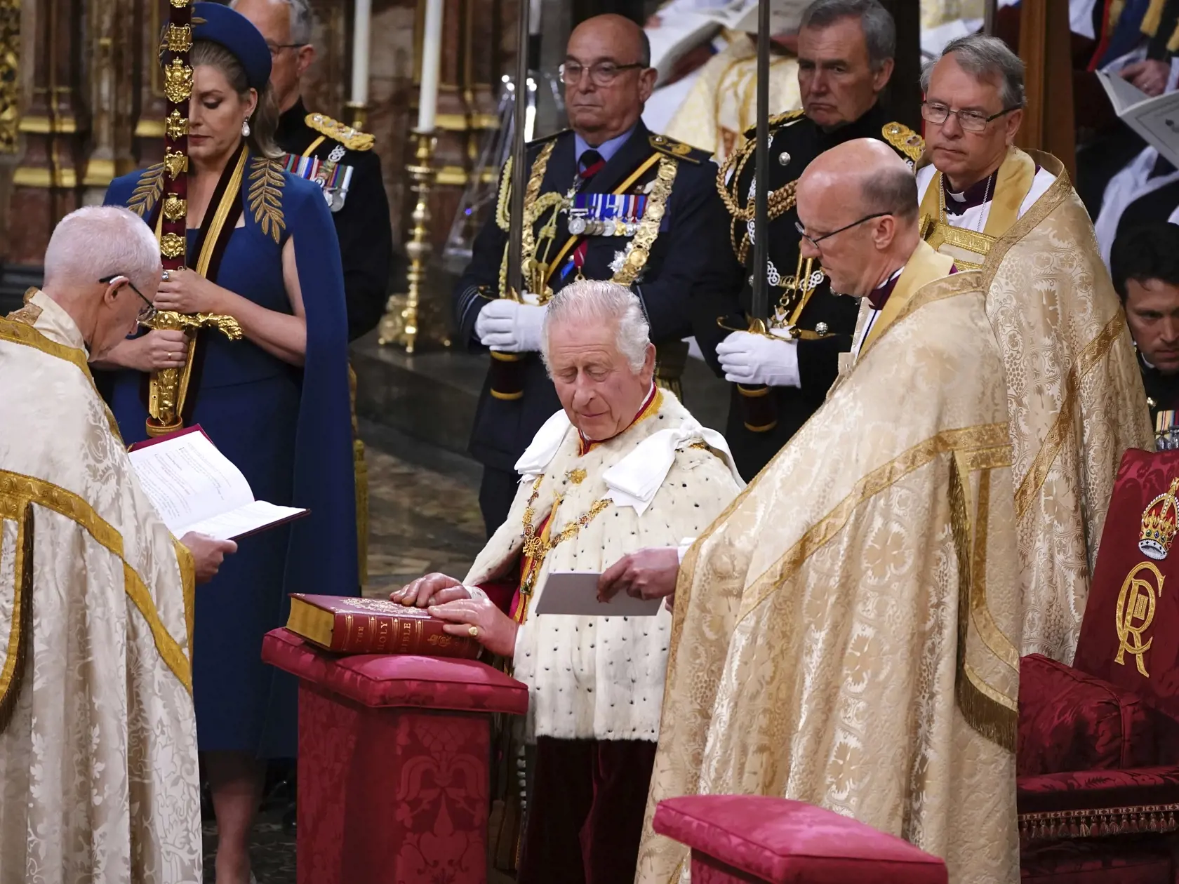 WA 33 Londýn - Britský kráľ Karol III. skladá prísahu počas korunovácie vo Westminsterskom opátstve v Londýne v sobotu 6. mája 2023. FOTO TASR/AP

Britain's King Charles III during the coronation ceremony in Westminster Abbey, London, Saturday May 6, 2023. (Yui Mok, Pool via AP)