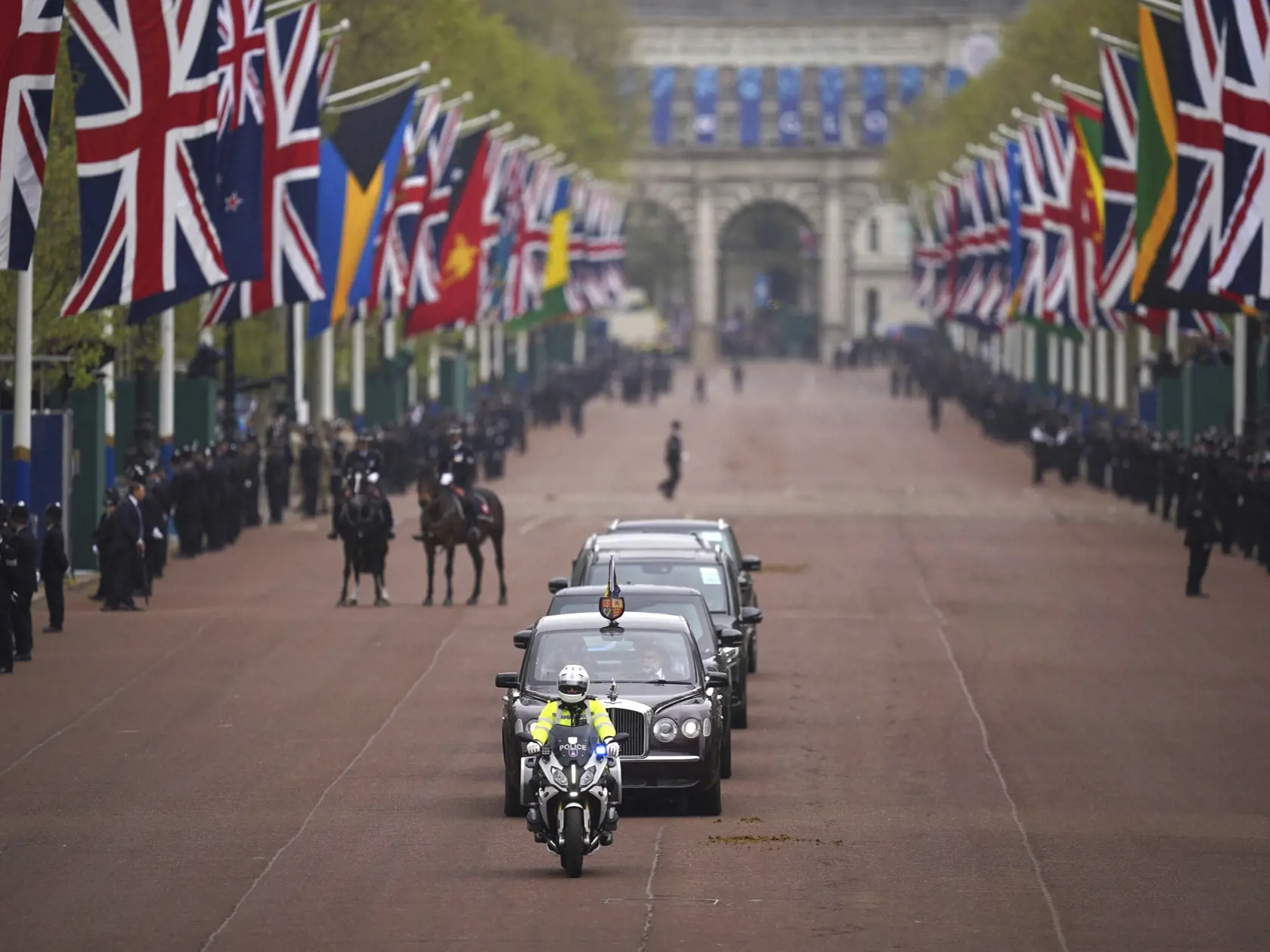 WA 11 Londýn - Britský kráľ Karol III. a jeho manželka Kamily prechádzajú v limuzínach po bulvári The Mall do Buckinghamského paláca pred slávnostnou korunováciou v Londýne v sobotu 6. mája 2023. Korunovácia kráľa Karola III. a jeho manželky Kamily sa uskutoční vo Westminsterskom opátstve v sobotu 6. mája. FOTO TASR/AP

Britain's King Charles III and Camilla, the Queen Consort travel from St James's Palace to Buckingham Palace in London ahead of the coronation ceremony, Saturday May 6, 2023. (Ni