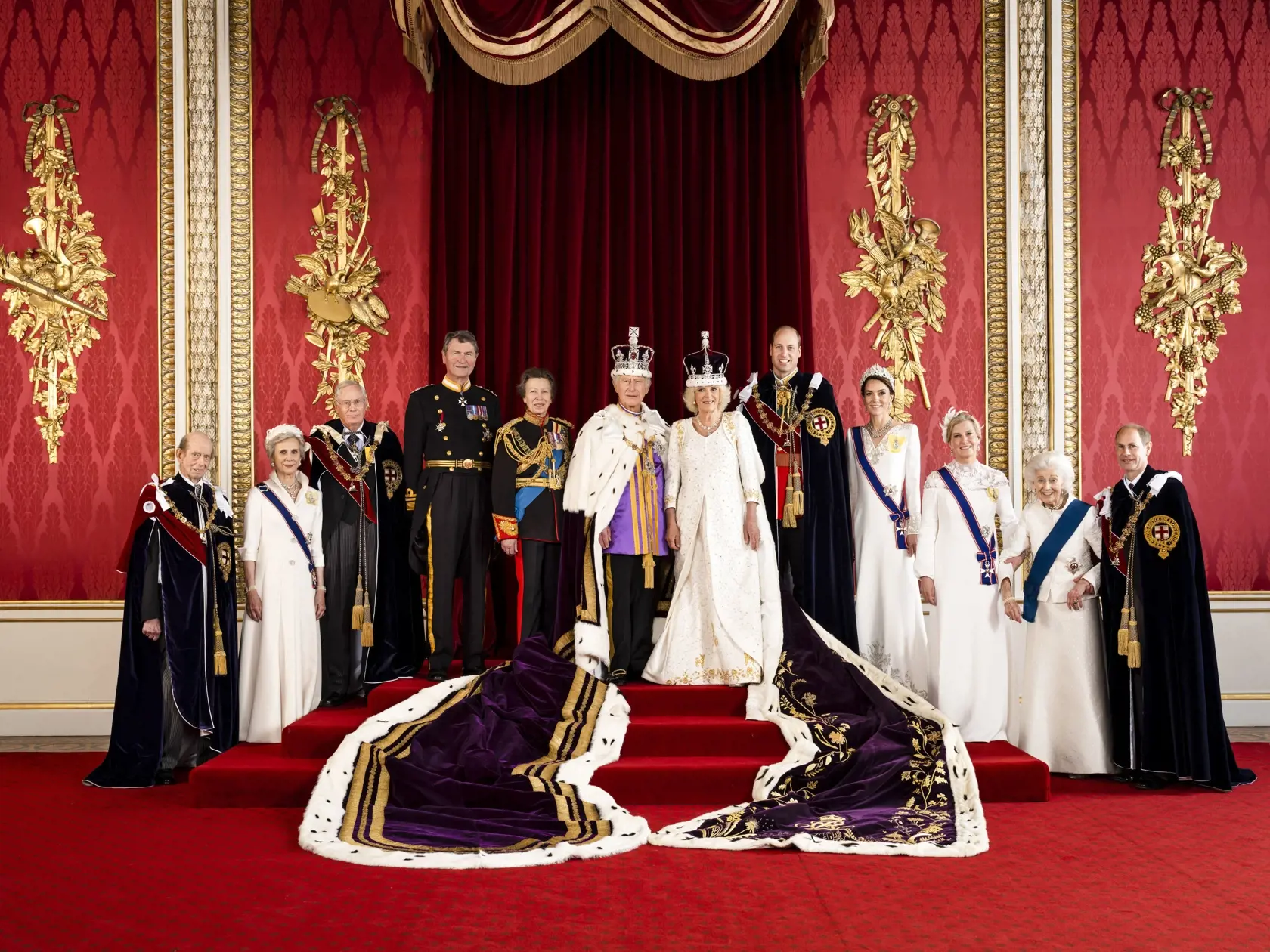 KK20 Londýn - Na snímke zverejnenej Buckinghamským palácom 8. mája 2023 britský kráľ Karol III. a britská kráľovná Kamila (uprostred) pózujú pre oficiálny korunovačný portrét s aktívnymi členmi kráľovskej rodiny v Londýne. Zľava princ Eduard, vojvoda z Kentu, Birgitte, vojvodkyňa z Gloucesteru, princ Richard, vojvoda z Gloucesteru, viceadmirál Sir Tim Laurence, princezná Anna, William, princ z Walesu, Kate, princezná z Walesu, Sophie, vojvodkyňa z Edinburghu, princezná Alexandra a princ Edward, 
