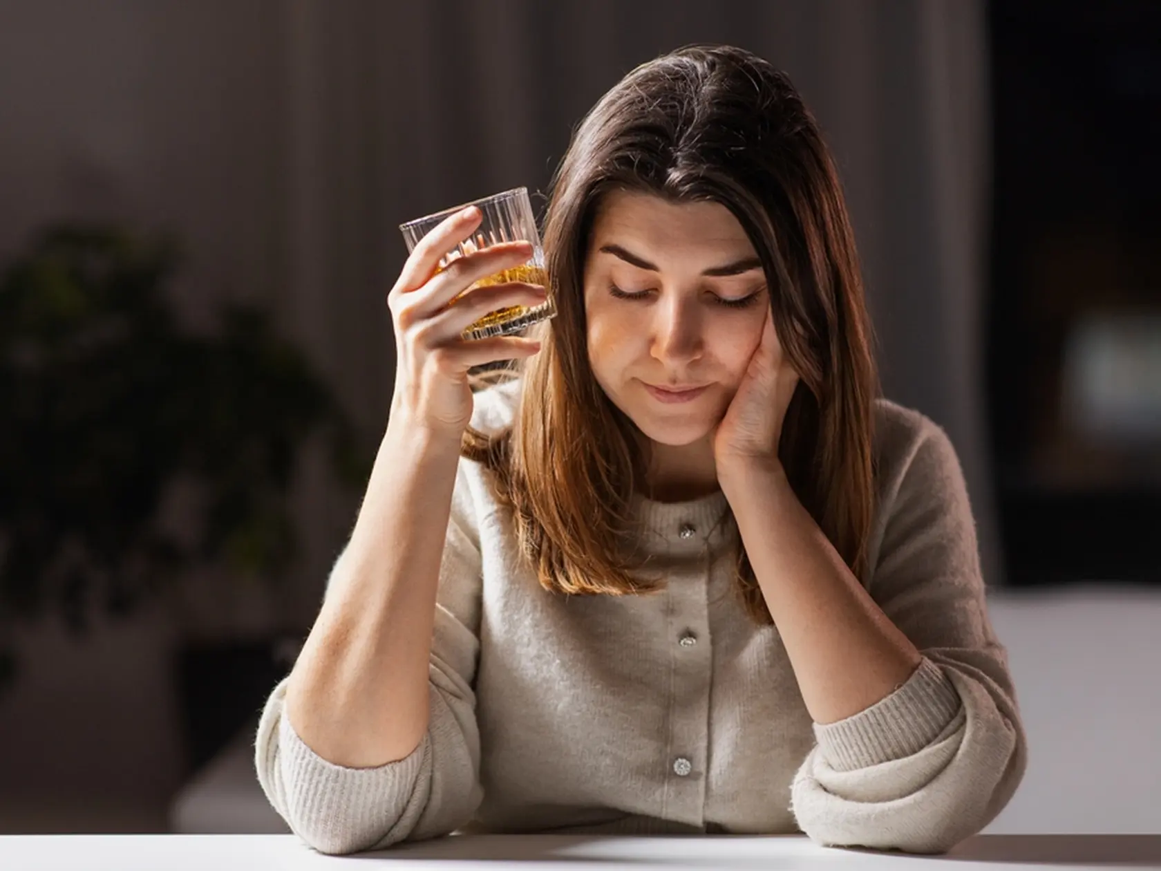 Alkohol sa spája s oddychom aj zábavou, no jeho vplyv na mozog môže byť tichý a nebezpečný. Nový výskum odhaľuje, že aj mierne pitie si môže vypýtať svoju daň na našej pamäti a myslení.