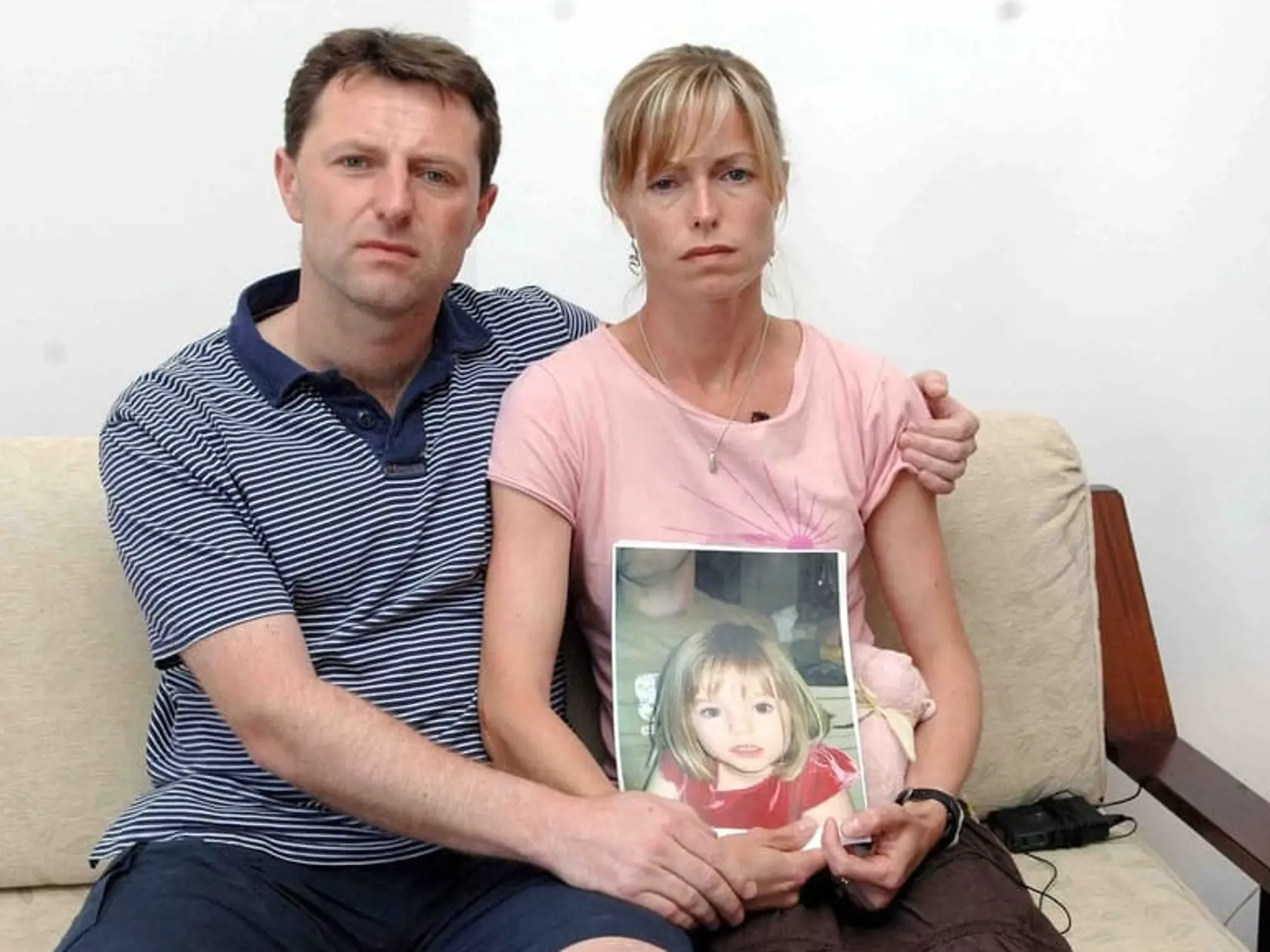 Takmer po desiatich rokoch pátra polícia opäť v teréne po šestnásť rokov nezvestnej britskej dievčine Madeleine McCannovej. Tá zmizla z portugalského mestečka Praia da Luz v Algarve počas dovolenky s rodičmi. Polícia má podľa najnovších zistení nové stopy, ktoré by konečne mohli celý prípad objasniť.