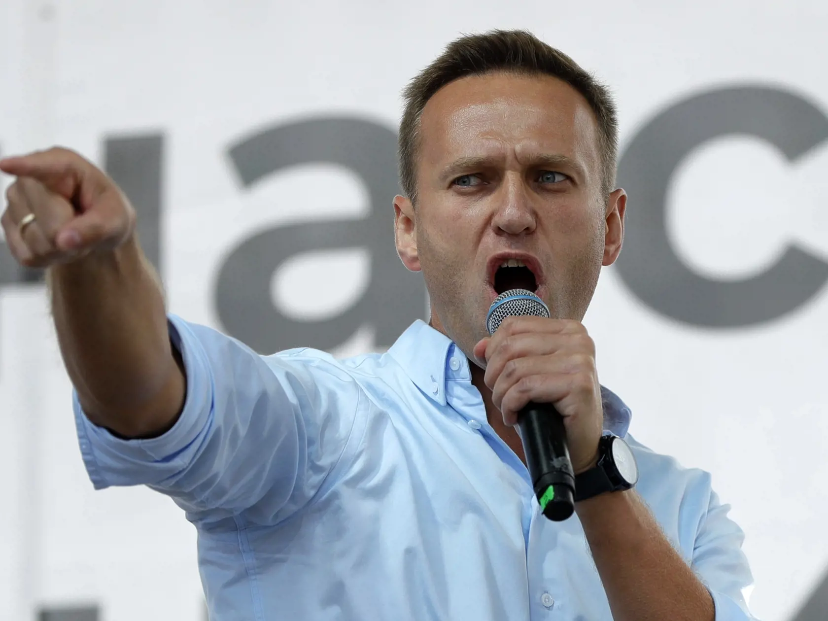 Na archívnej snímke z 20. júla 2019 ruský opozičný politik Alexej Navaľnyj sa prihovára k davu počas protestu v Moskve.