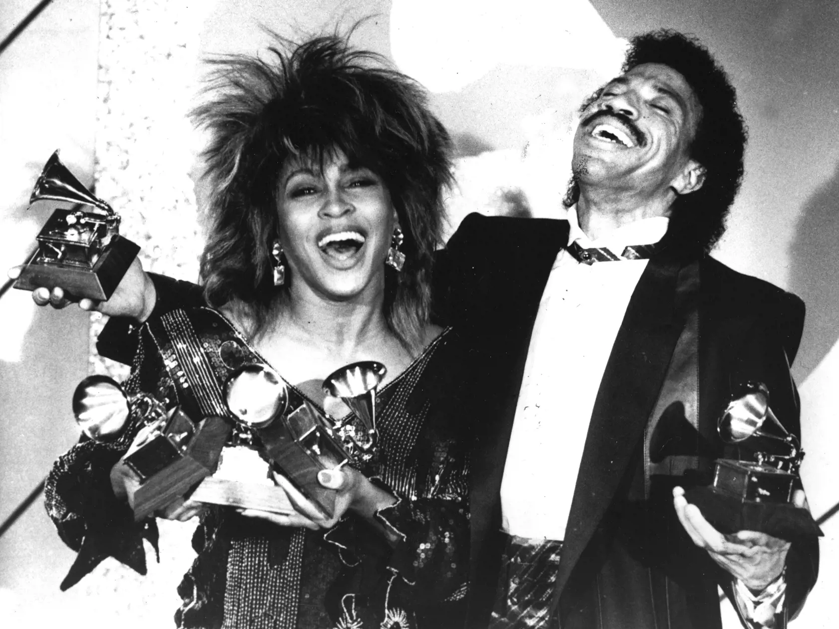WA 52 archív Los Angeles - Na archívnej snímke z 27. februára 1985 Tina Turnerová a Lionel Richie pózujú s piatimi hudobnými cenami Grammy v Los Angeles. Tina Turnerová zomrela vo veku 83 rokov v utorok 23. mája 2023. Stala sa jednou z najúspešnejších speváčok všetkých čias. Zomrela pokojne po dlhej chorobe doma v meste Küsnacht blízko Zürichu. Informovala o tom jej hovorkyňa, na ktorú sa odvolala tlačová agentúra Reuters. FOTO TASR/AP 


FILE - Tina Turner, left, and Lionel Richie pose with a t