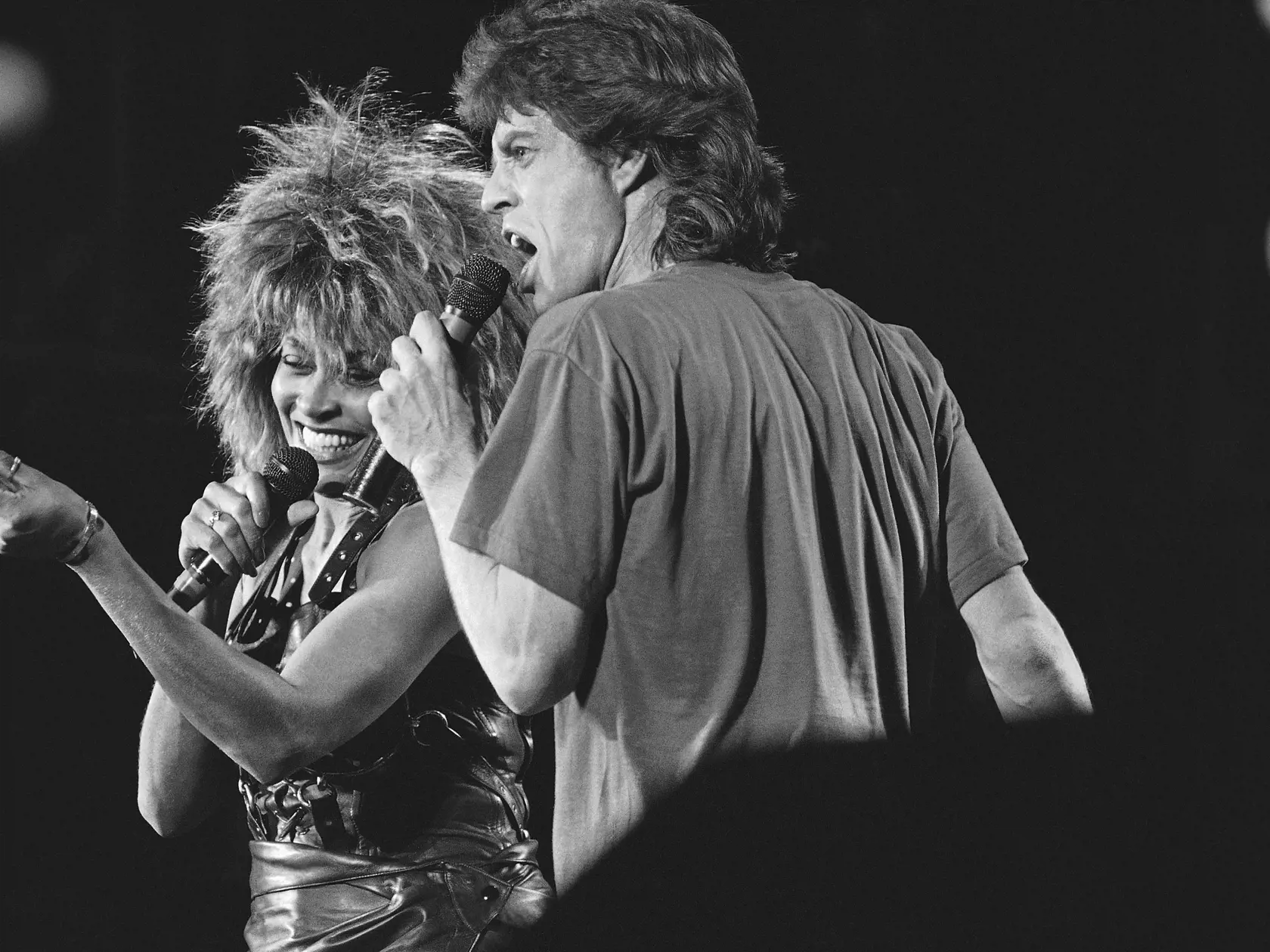 WA 54 archív Filadelfia - Na archívnej snímke zo 14. júla 1985 Tina Turnerová a Mick Jagger vystupujú na koncerte Live-Aid vo Filadelfii. Tina Turnerová zomrela vo veku 83 rokov v utorok 23. mája 2023. Stala sa jednou z najúspešnejších speváčok všetkých čias. Zomrela pokojne po dlhej chorobe doma v meste Küsnacht blízko Zürichu. Informovala o tom jej hovorkyňa, na ktorú sa odvolala tlačová agentúra Reuters. FOTO TASR/AP

FILE - Singer Tina Turner, left, and Mick Jagger perform together during Li